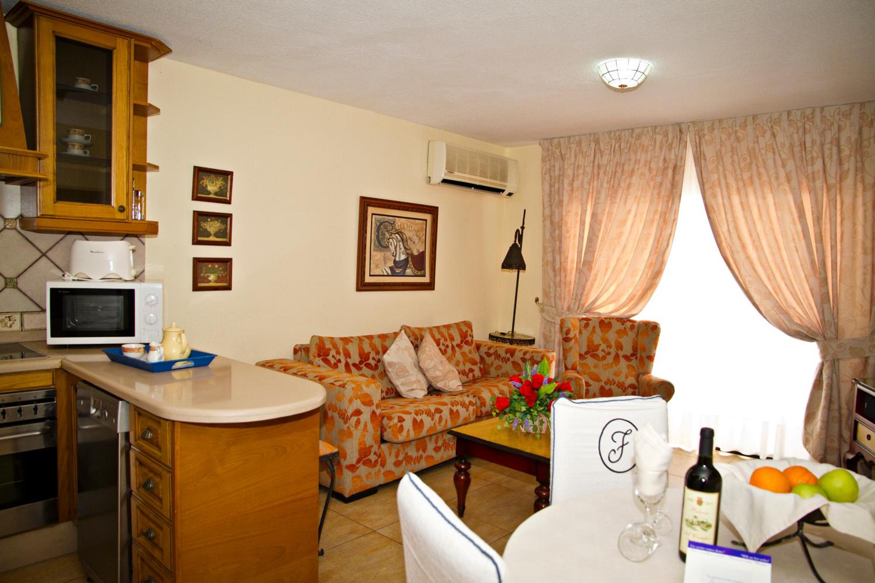 Luxury One-Bedroom Apartment photo 3