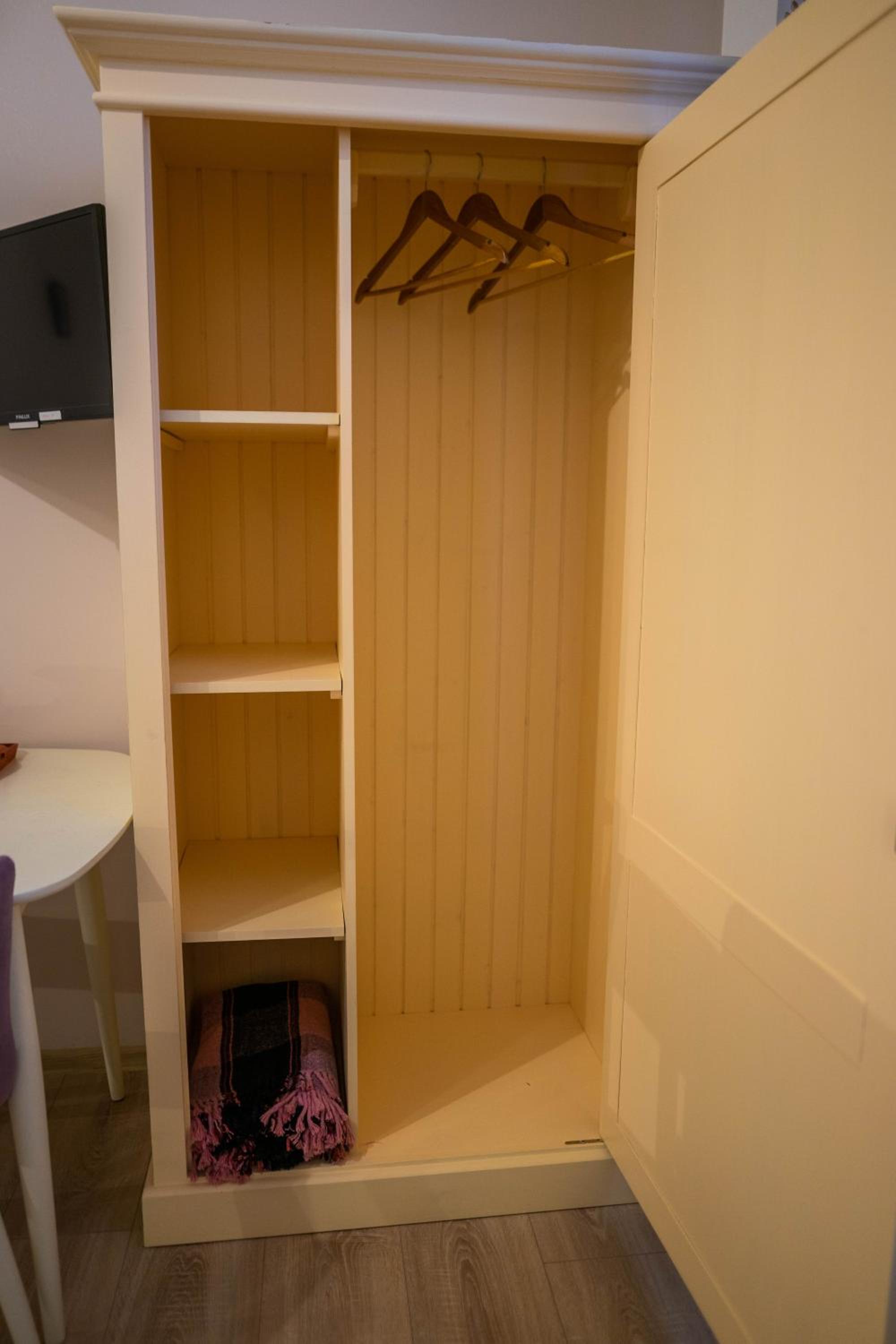 Studio Apartment - Photo 13