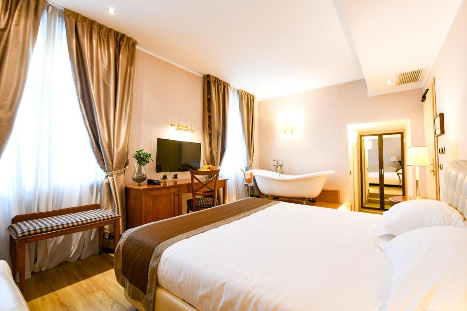 Deluxe Double Room with Bath - Photo 4