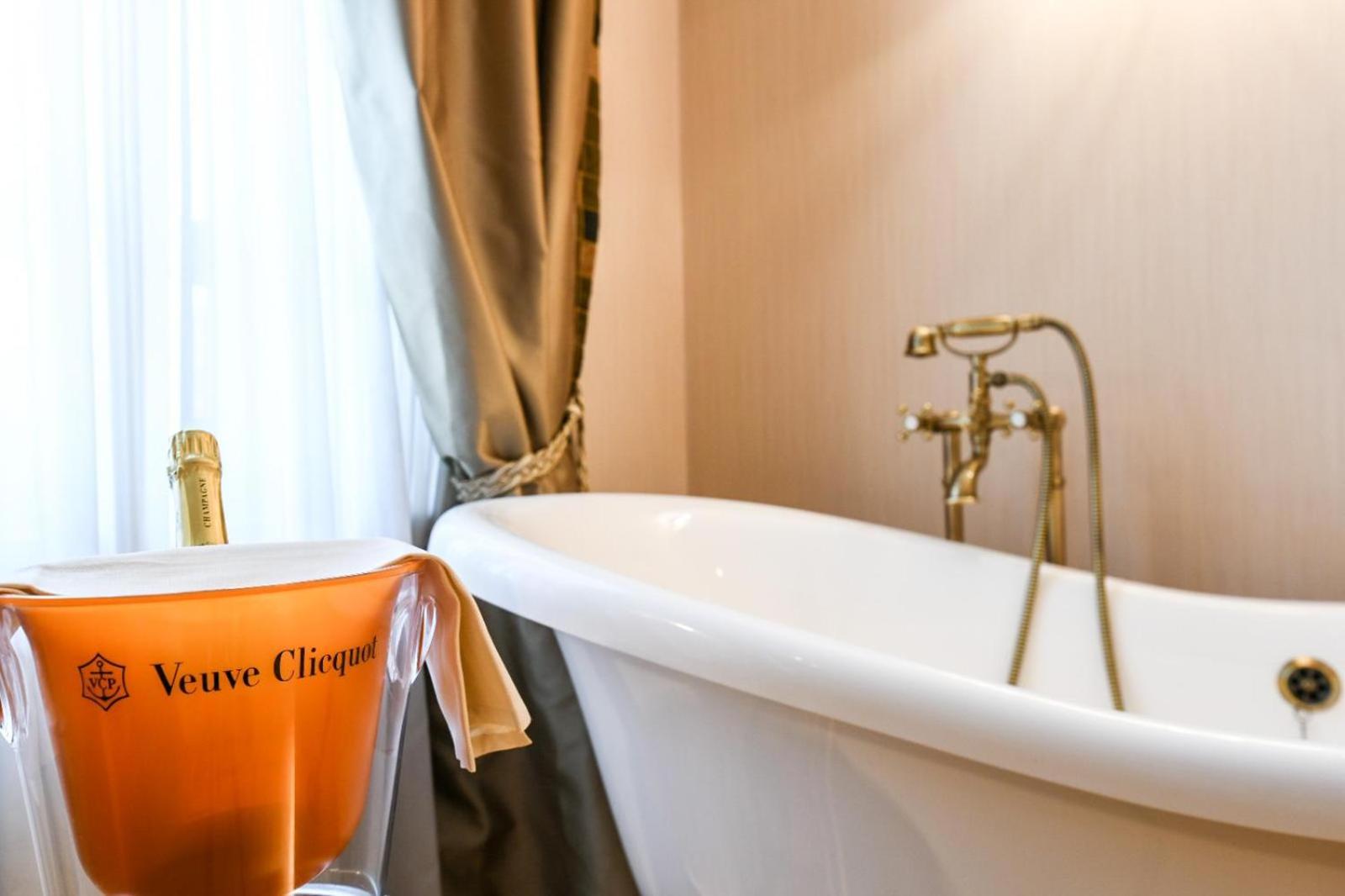 Deluxe Double Room with Bath - Photo 5