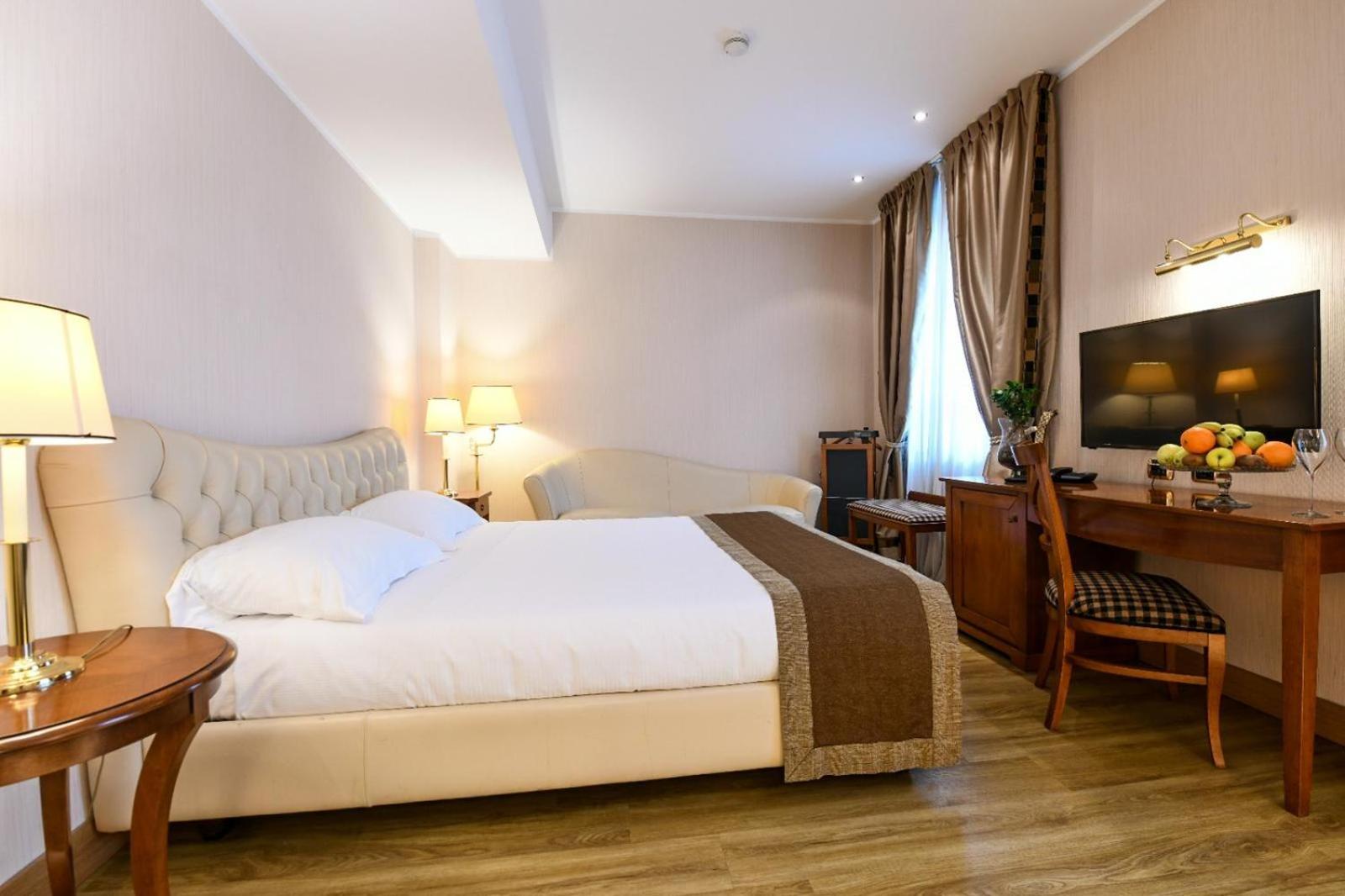 Deluxe Double Room with Bath - Photo 2