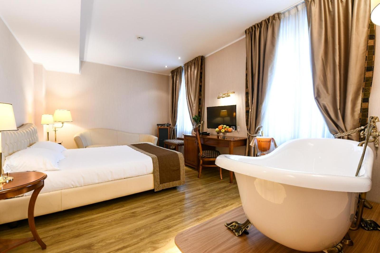 Deluxe Double Room with Bath - Photo 6