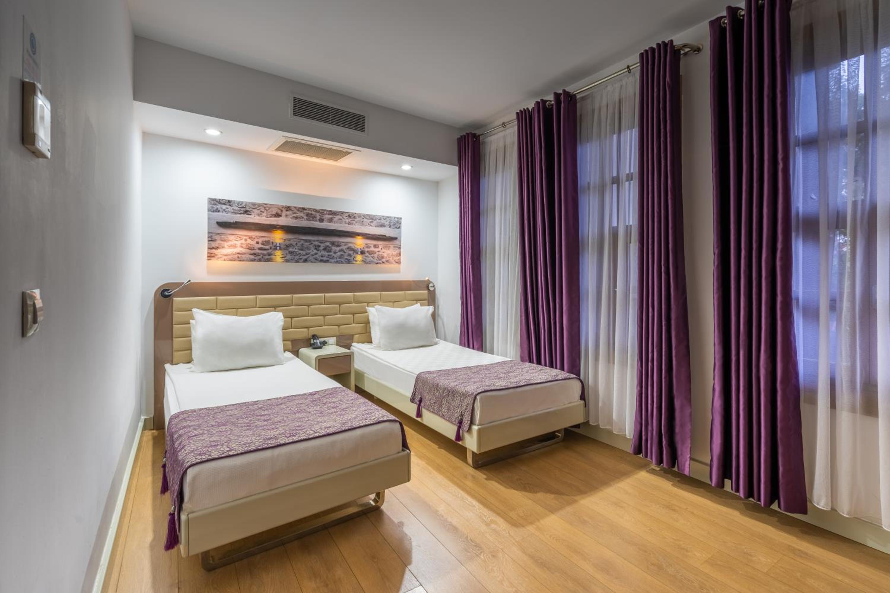 Standard Double Room - Photo 11