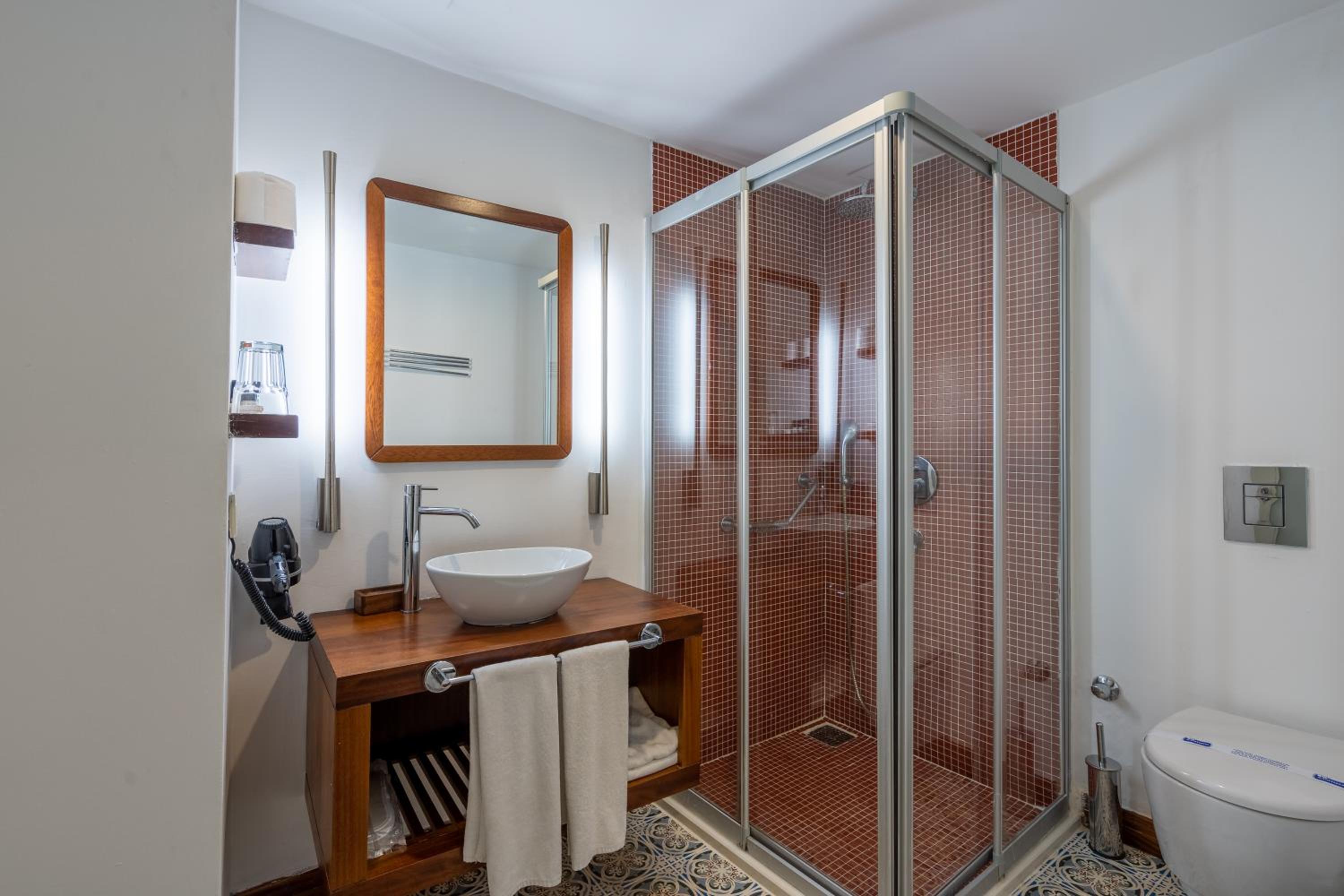 Standard Double Room - Photo 13