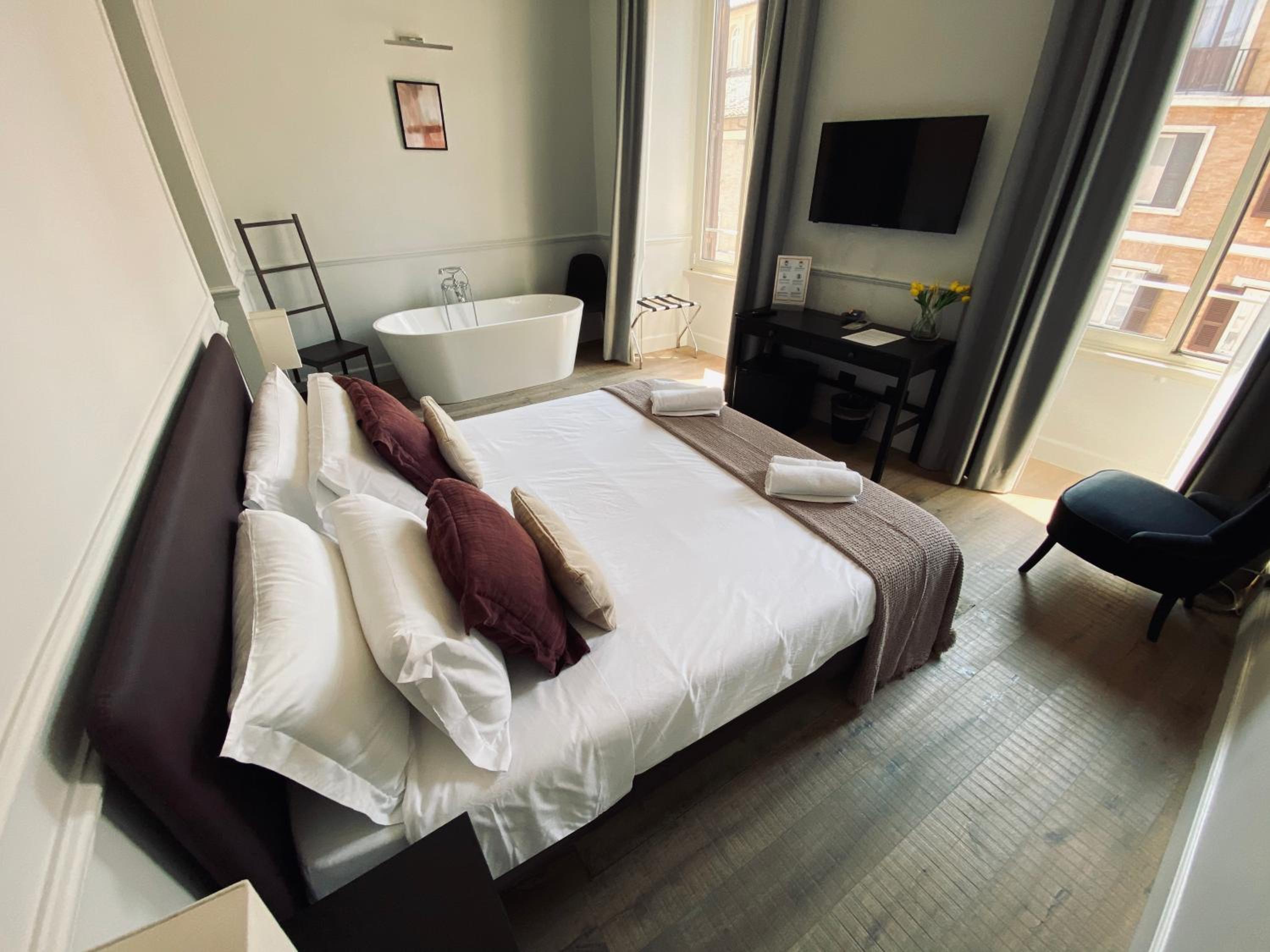 Deluxe Double Room with Bath photo 1