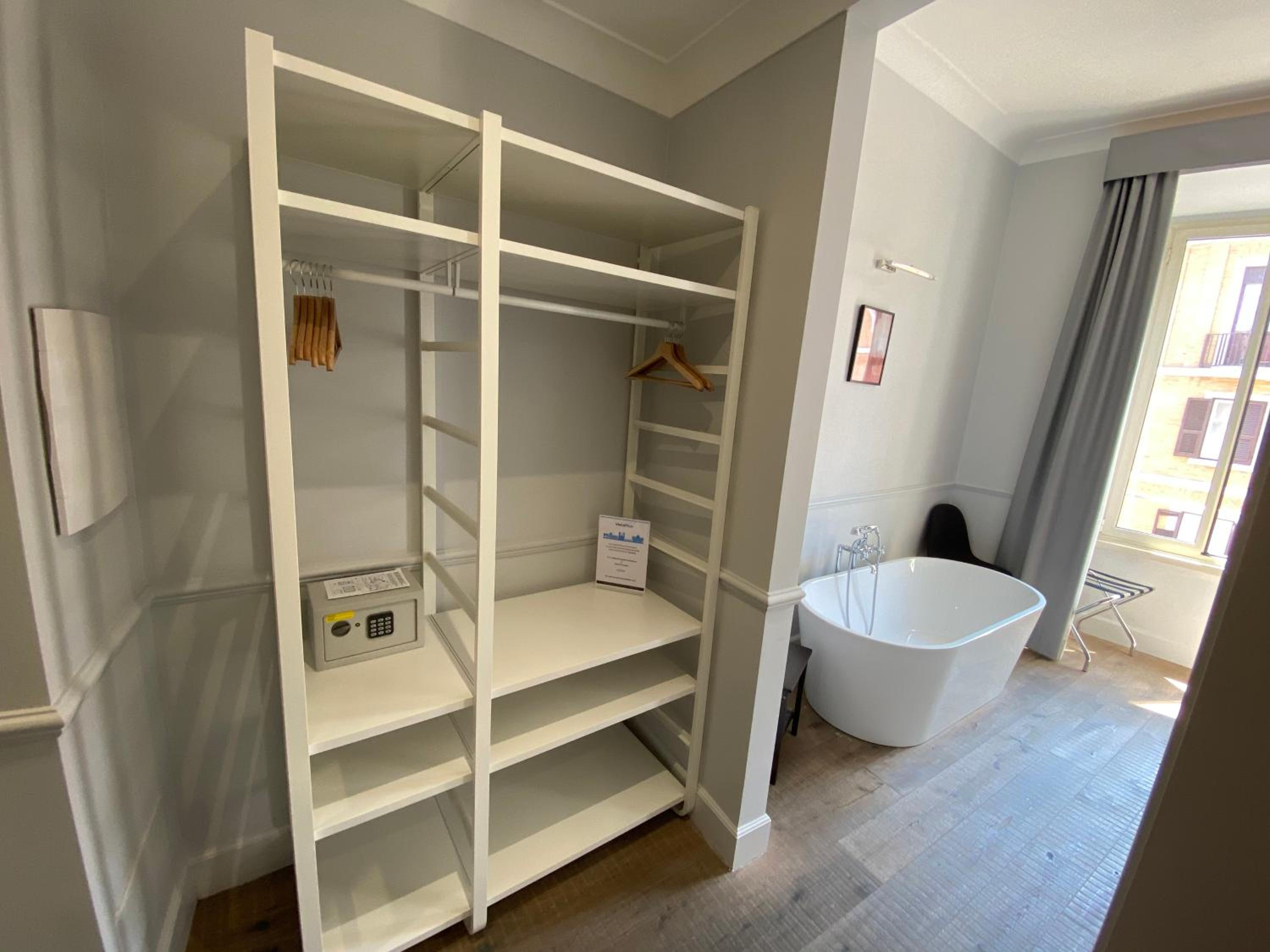 Deluxe Double Room with Bath photo 2