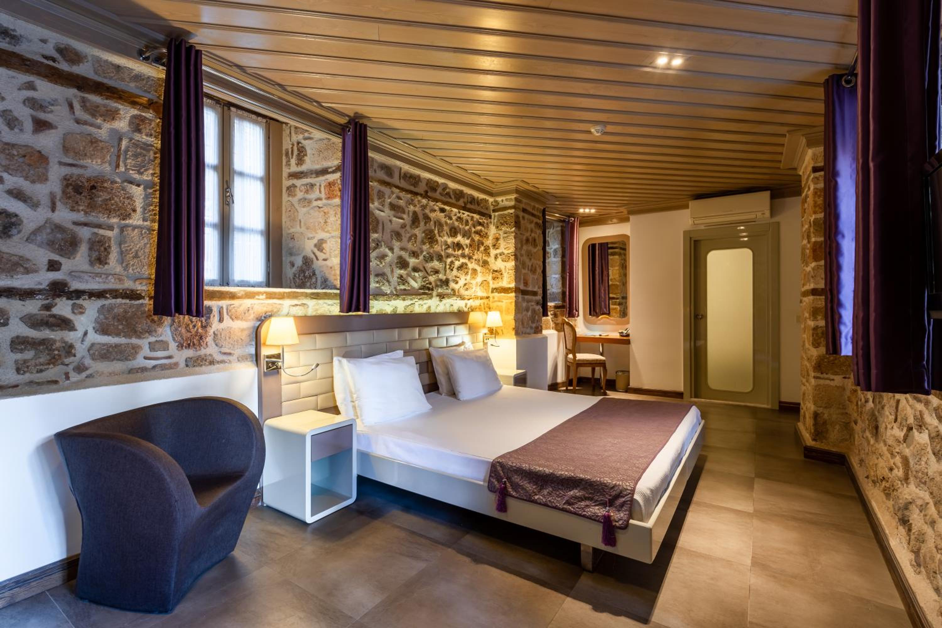 Standard Double Room - Photo 9