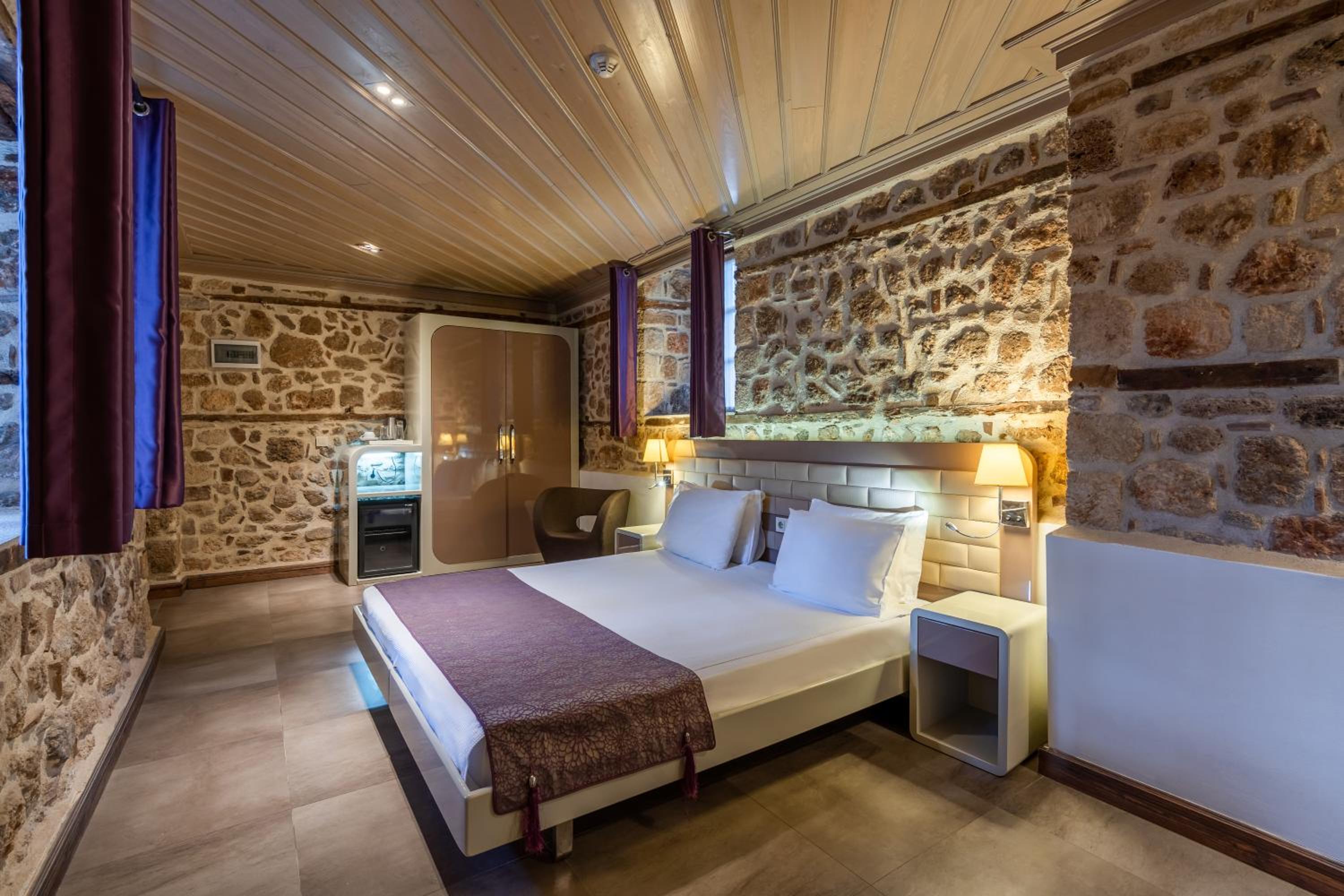 Standard Double Room - Photo 8