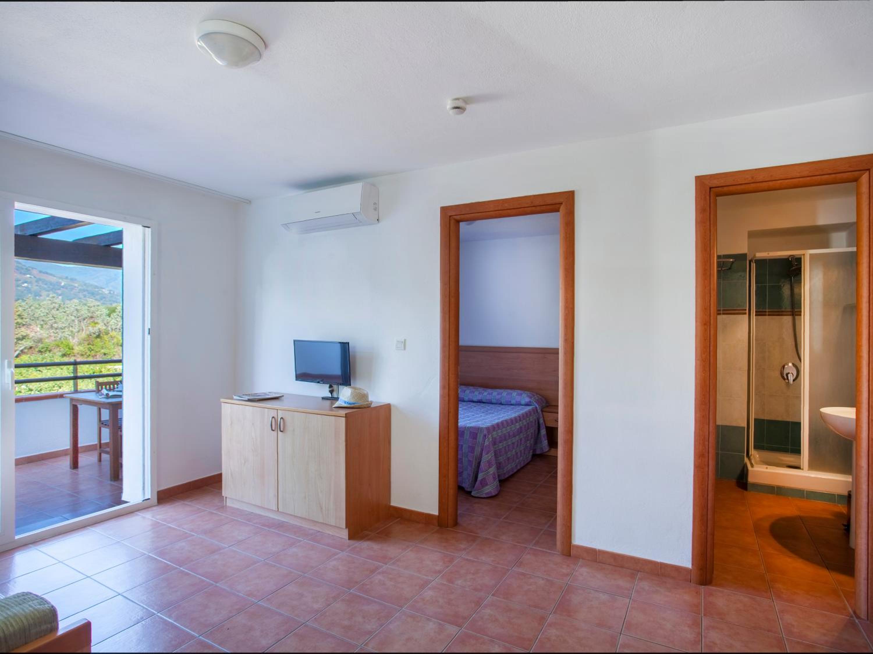 One-Bedroom Apartment (2-4 Adults) - Photo 7