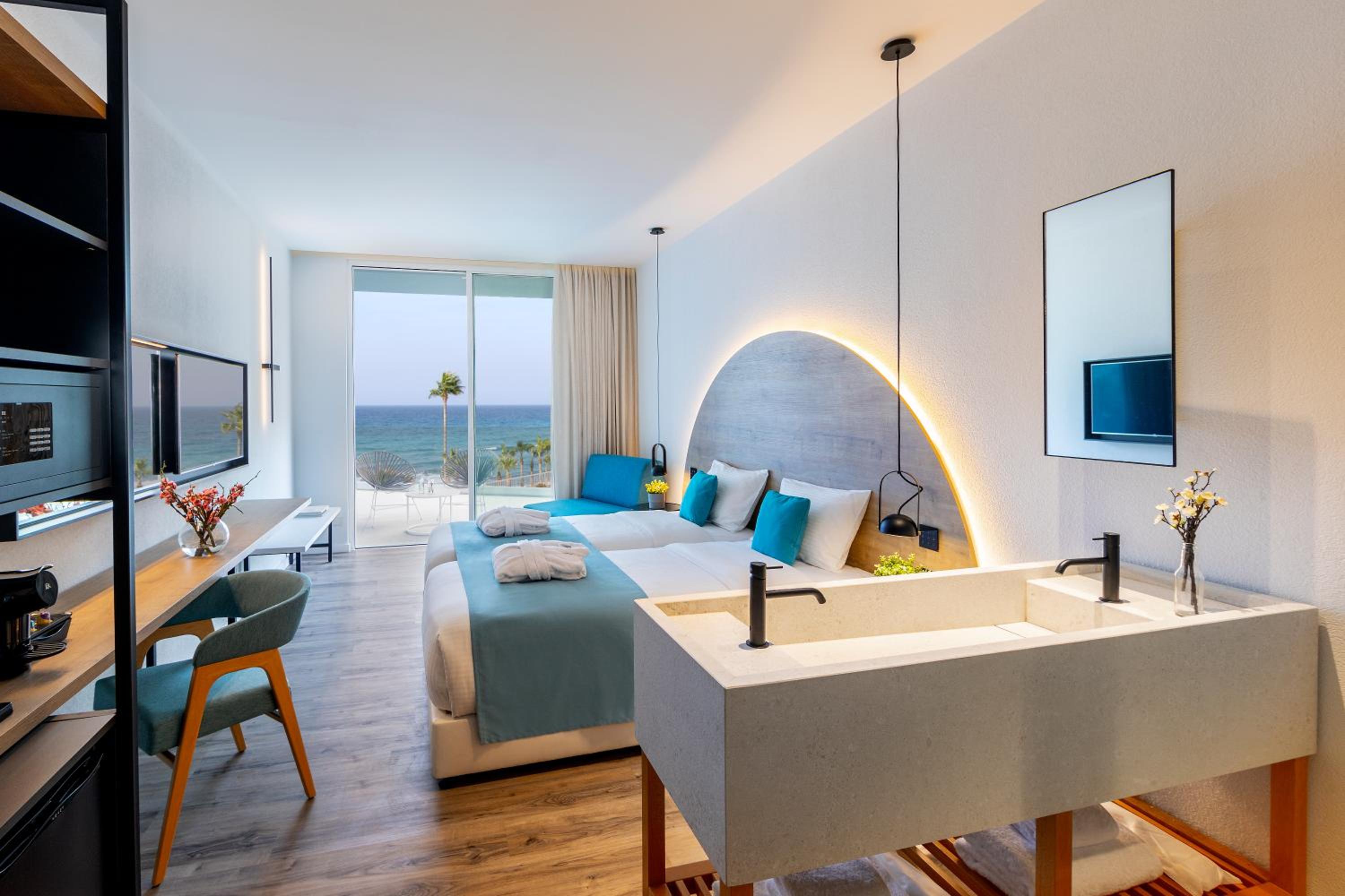 Front Sea View Deluxe Suite  - Photo 4