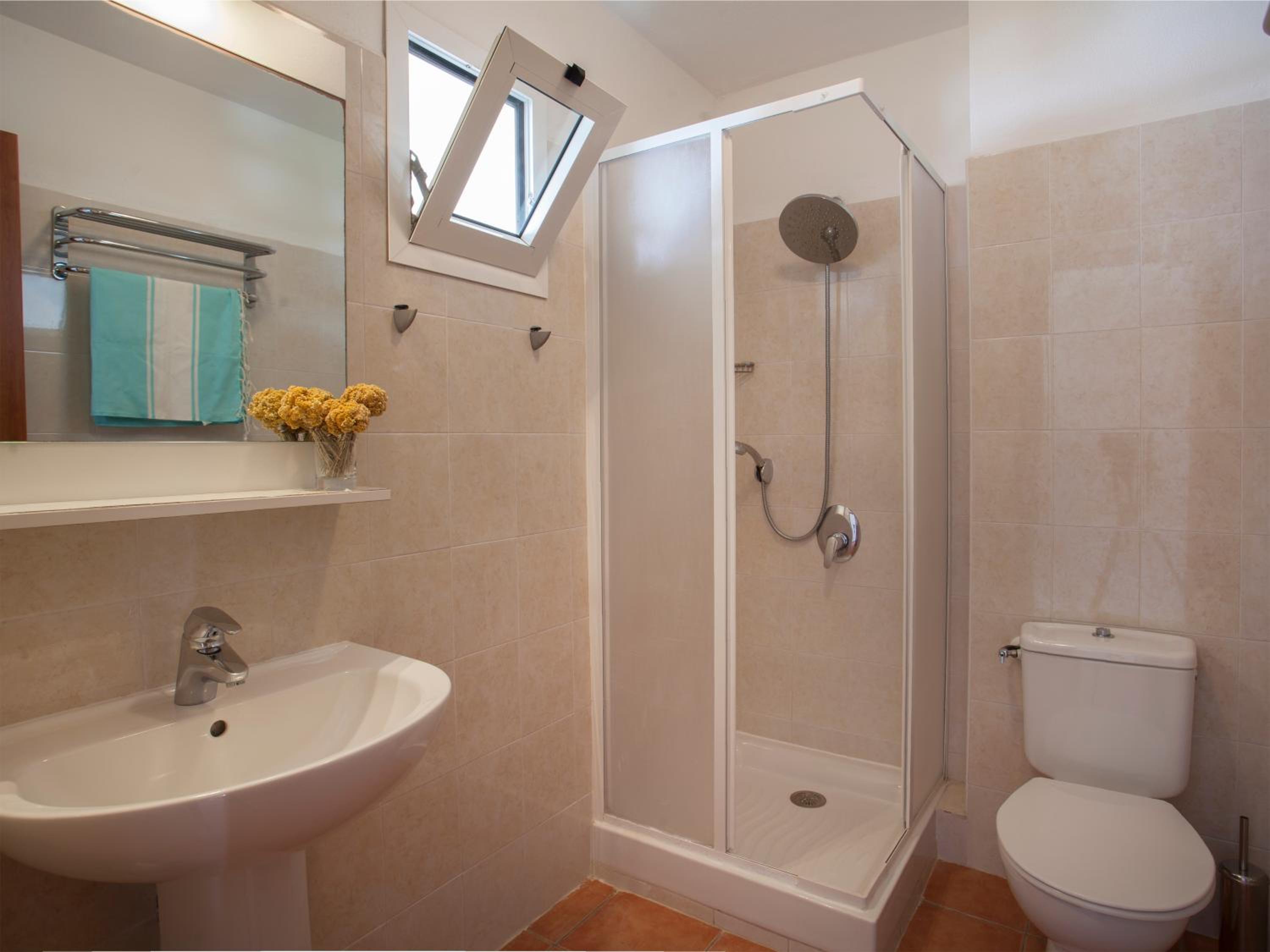 Two-Bedroom Apartment (6 Adults) - Photo 7