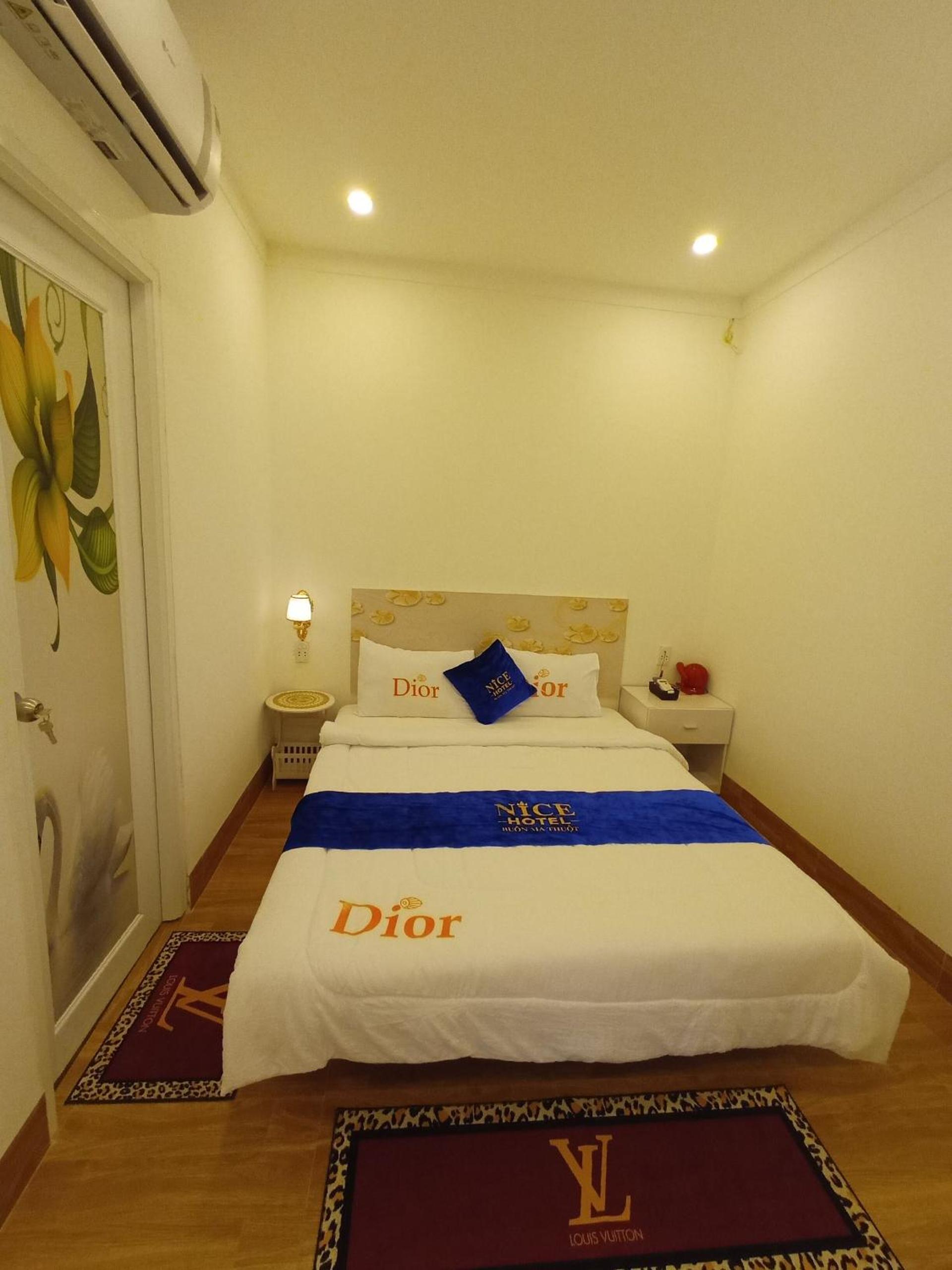 Standard Double Room - Photo 11