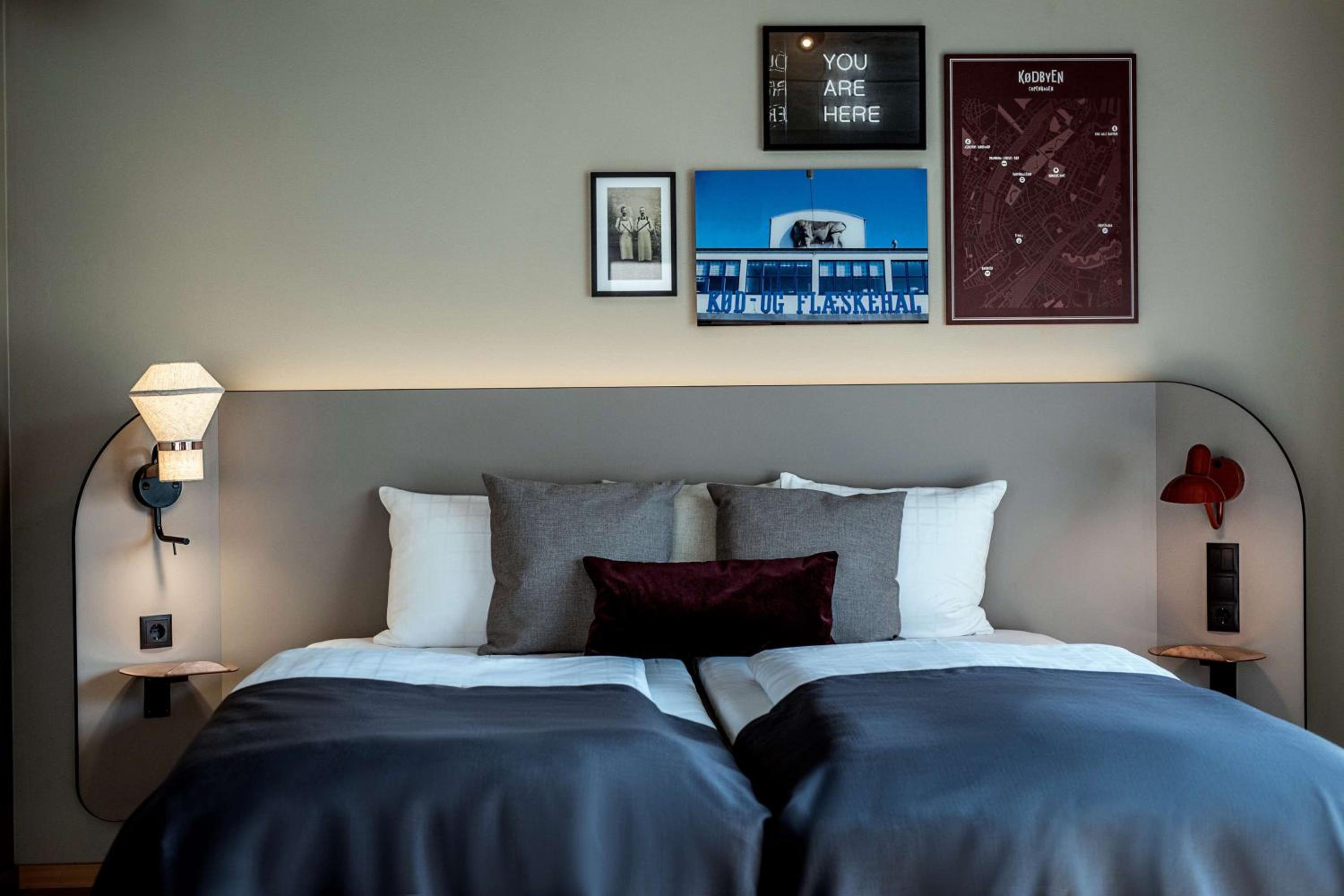 Superior King Room thumbnail 6