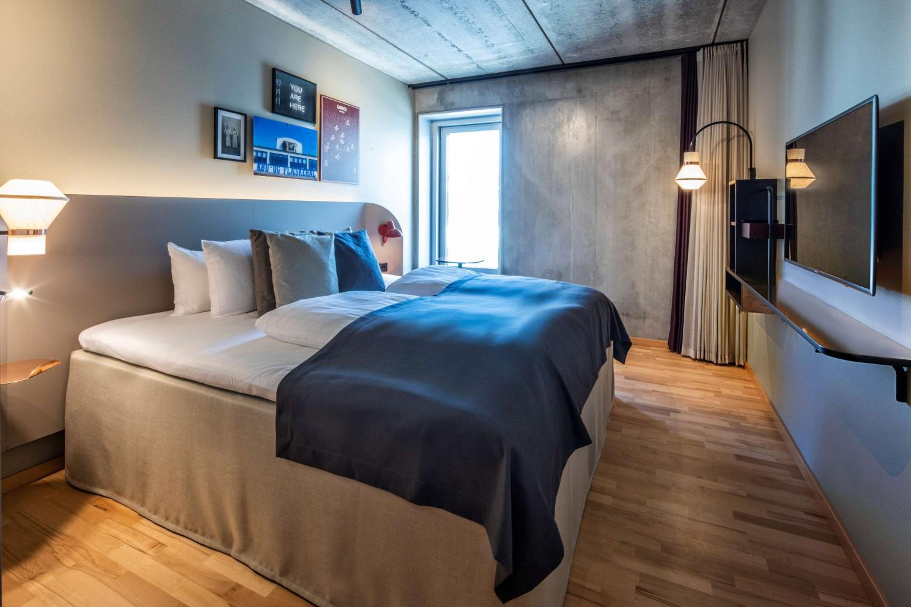Standard King Room thumbnail 6
