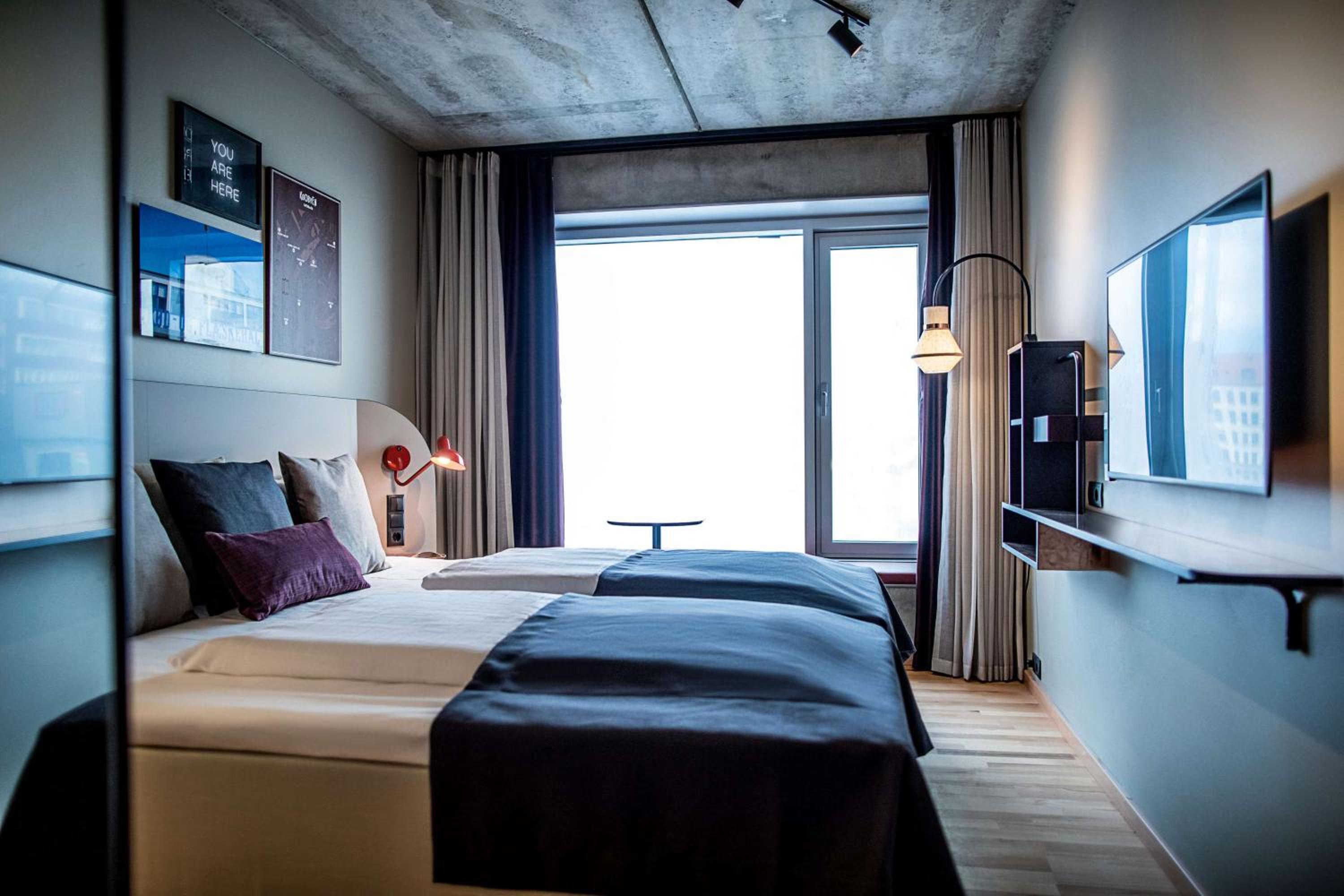 Standard King Room thumbnail 5