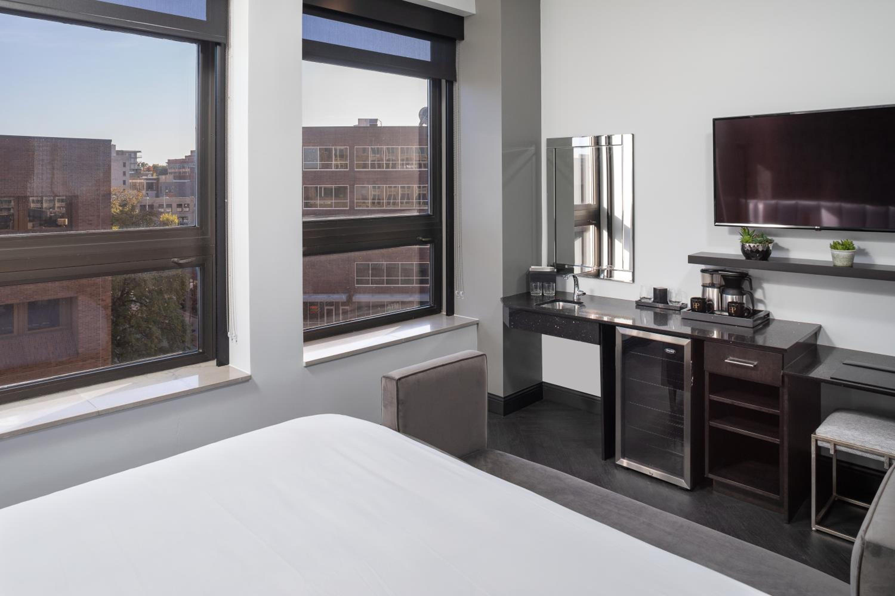 King Room with Roll-In Shower - Disability Access - Photo 4