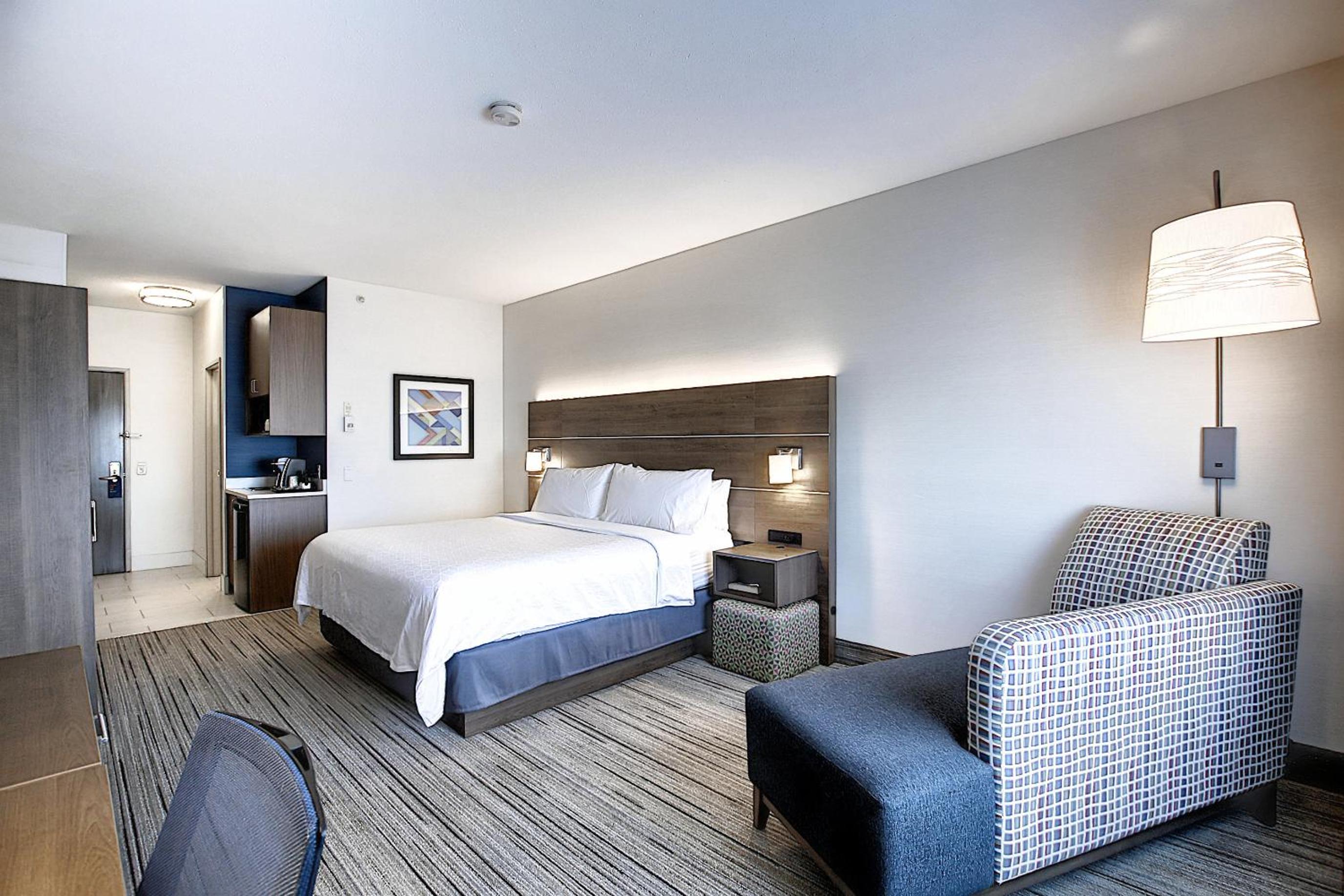 Standard King Room - Photo 3