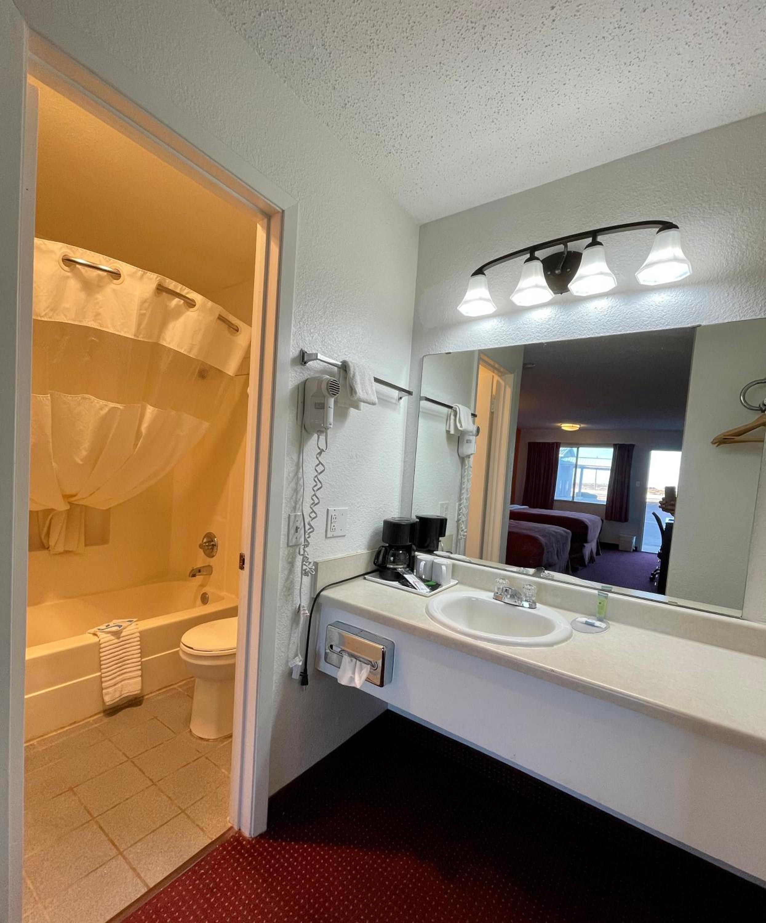 King Room - Non-Smoking photo 3