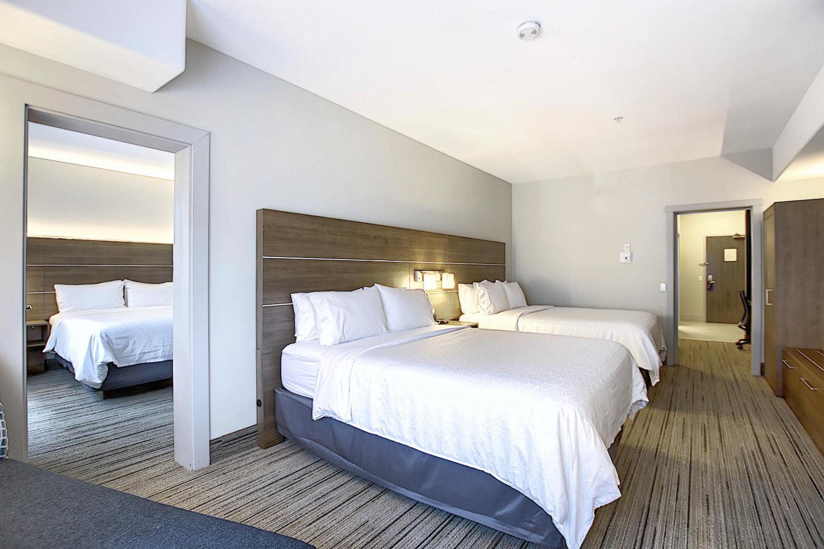 Three Room Queen Suite - Non-Smoking