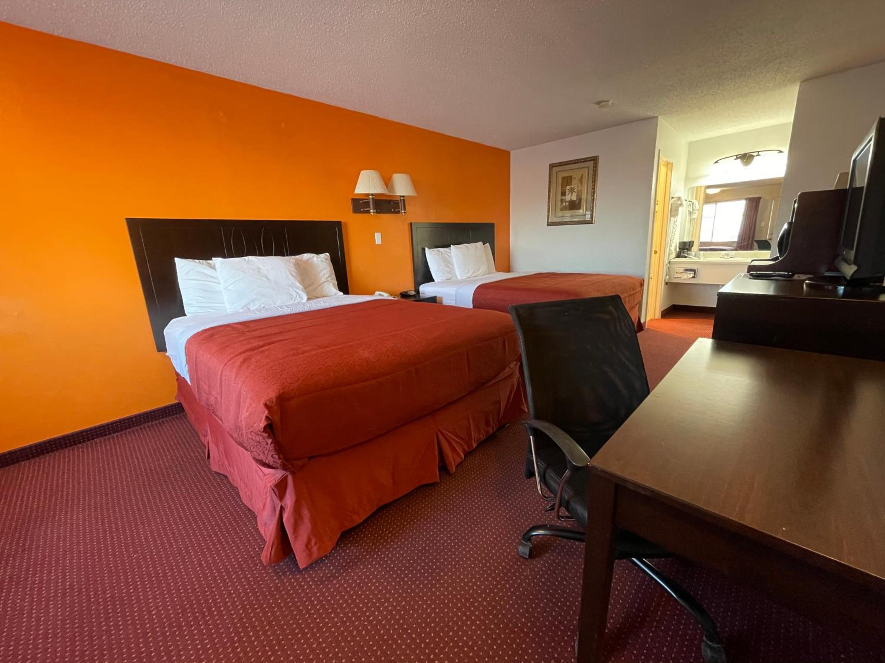 Queen Room with Two Queen Beds - Non-Smoking - Photo 1