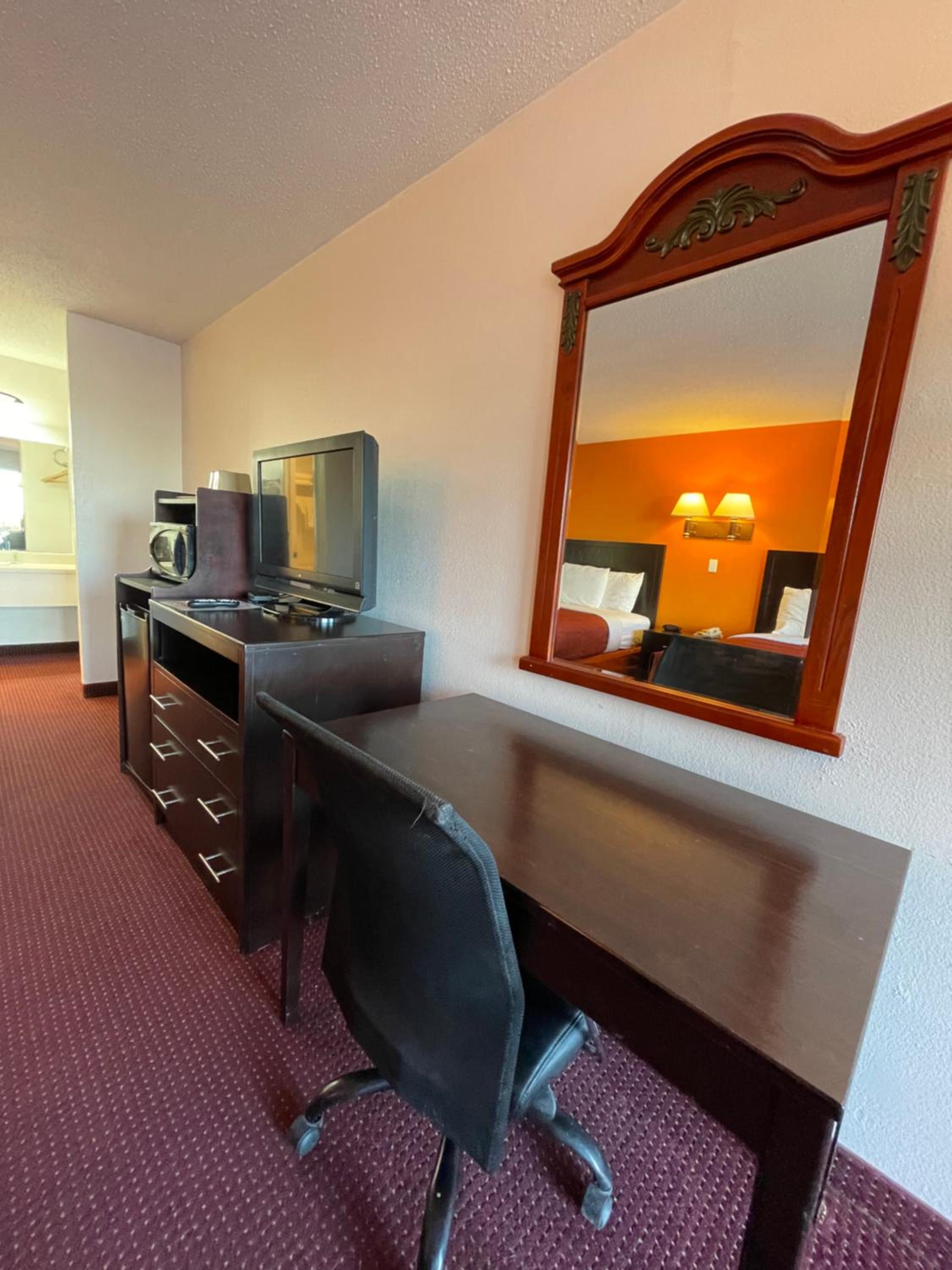 Queen Room with Two Queen Beds - Non-Smoking - Photo 2