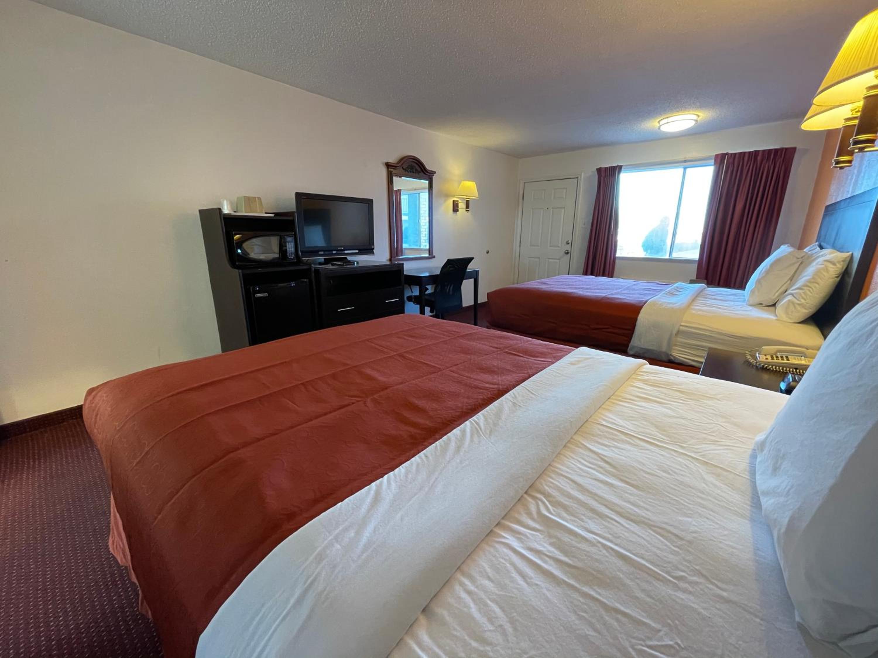 Queen Room with Two Queen Beds - Non-Smoking - Photo 3