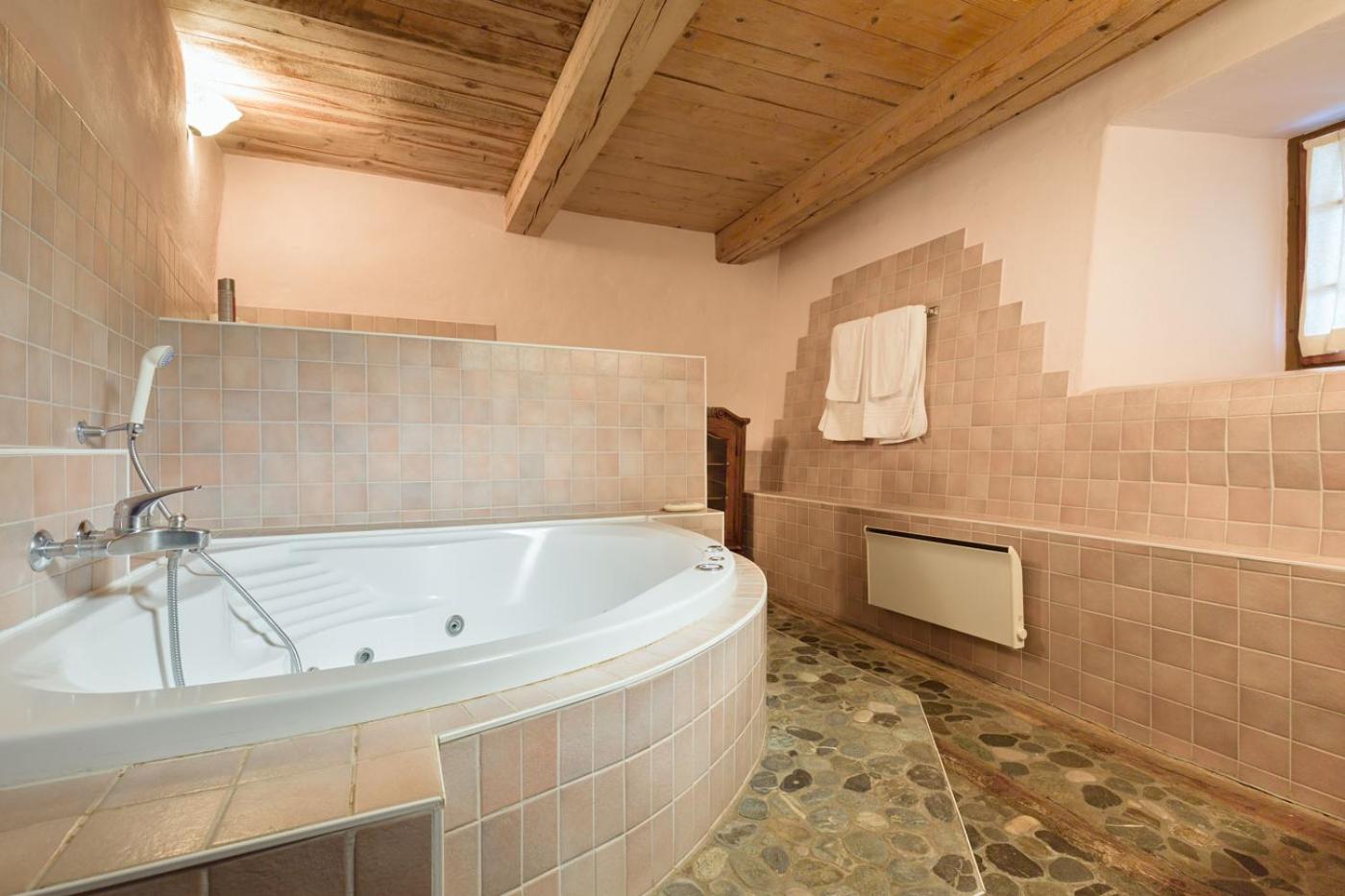 Double Room with Spa Bath photo 2