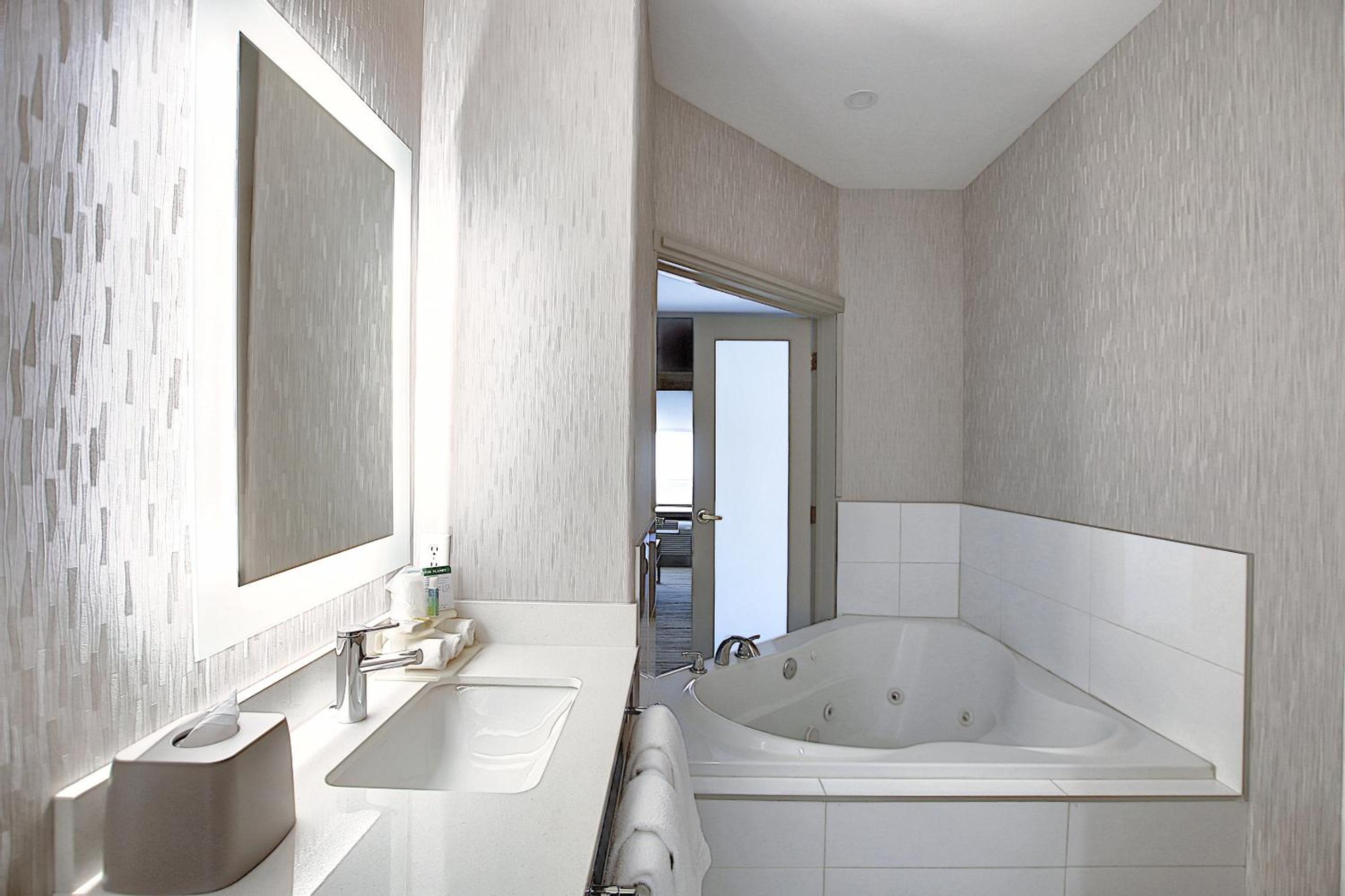 King Suite with Spa Bath - Photo 4