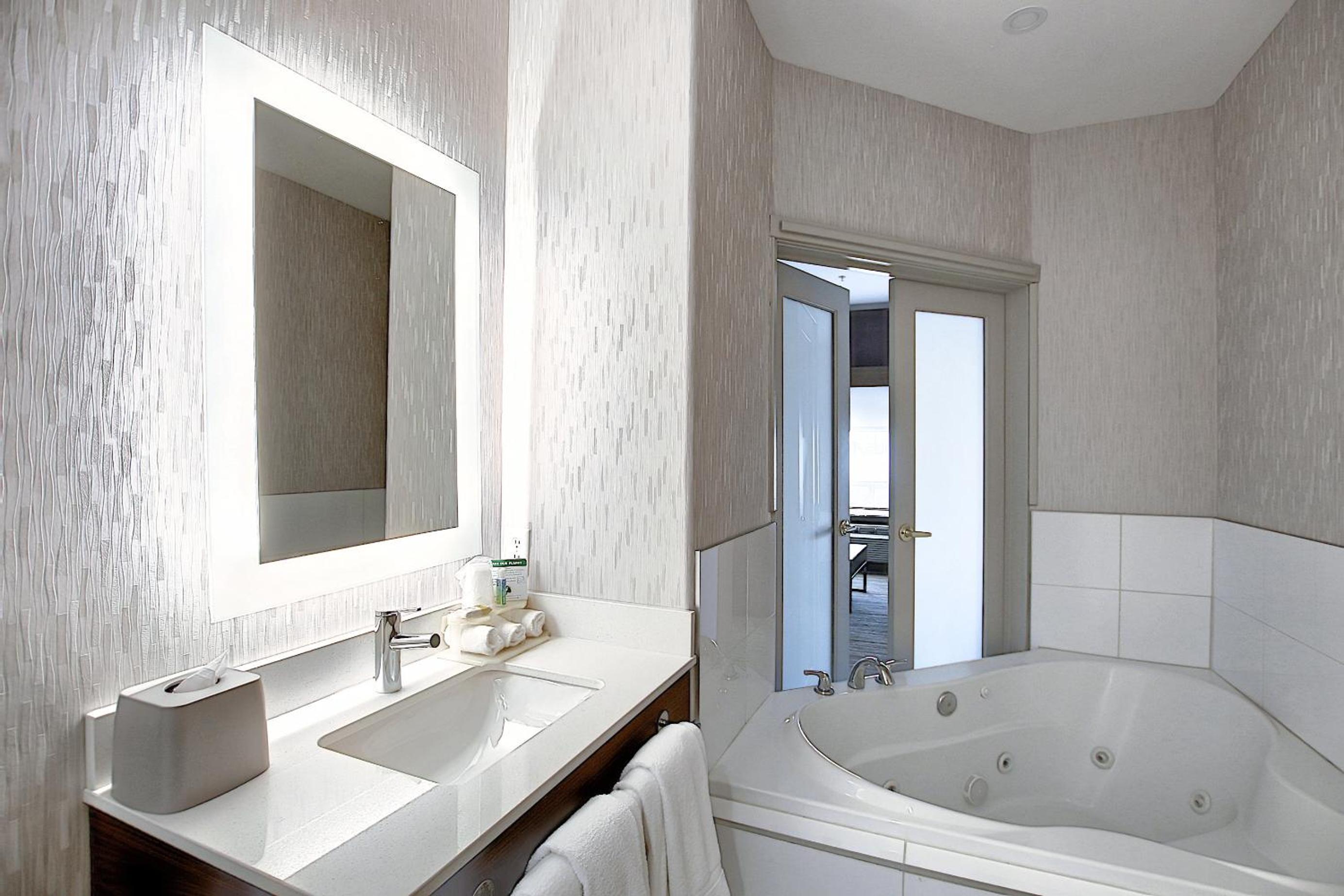 King Suite with Spa Bath - Photo 3