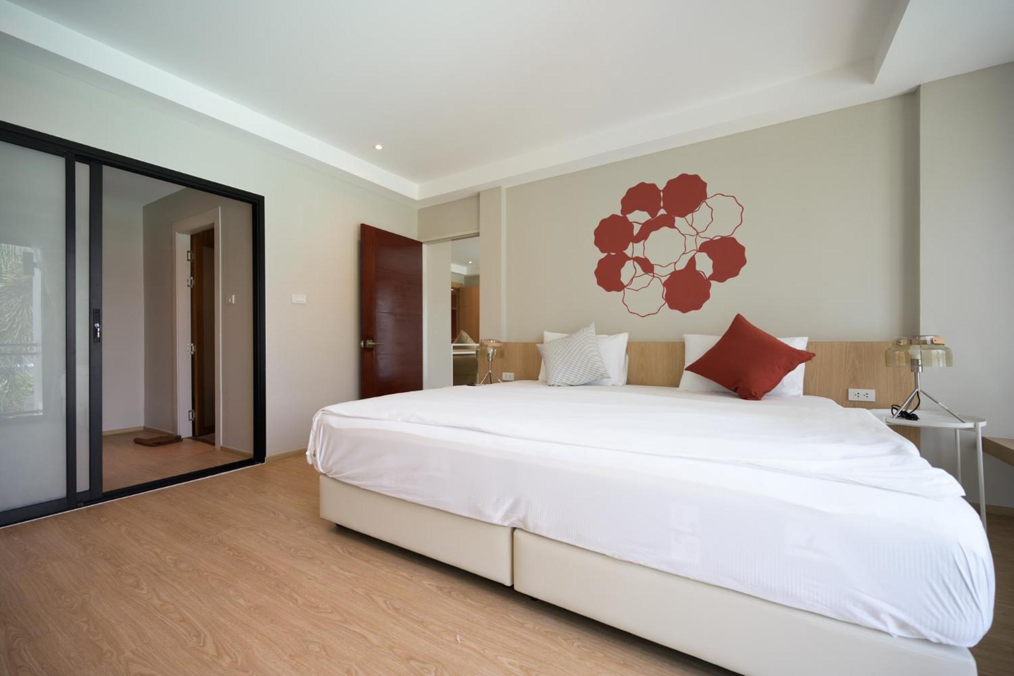 King Room with Pool View photo 2