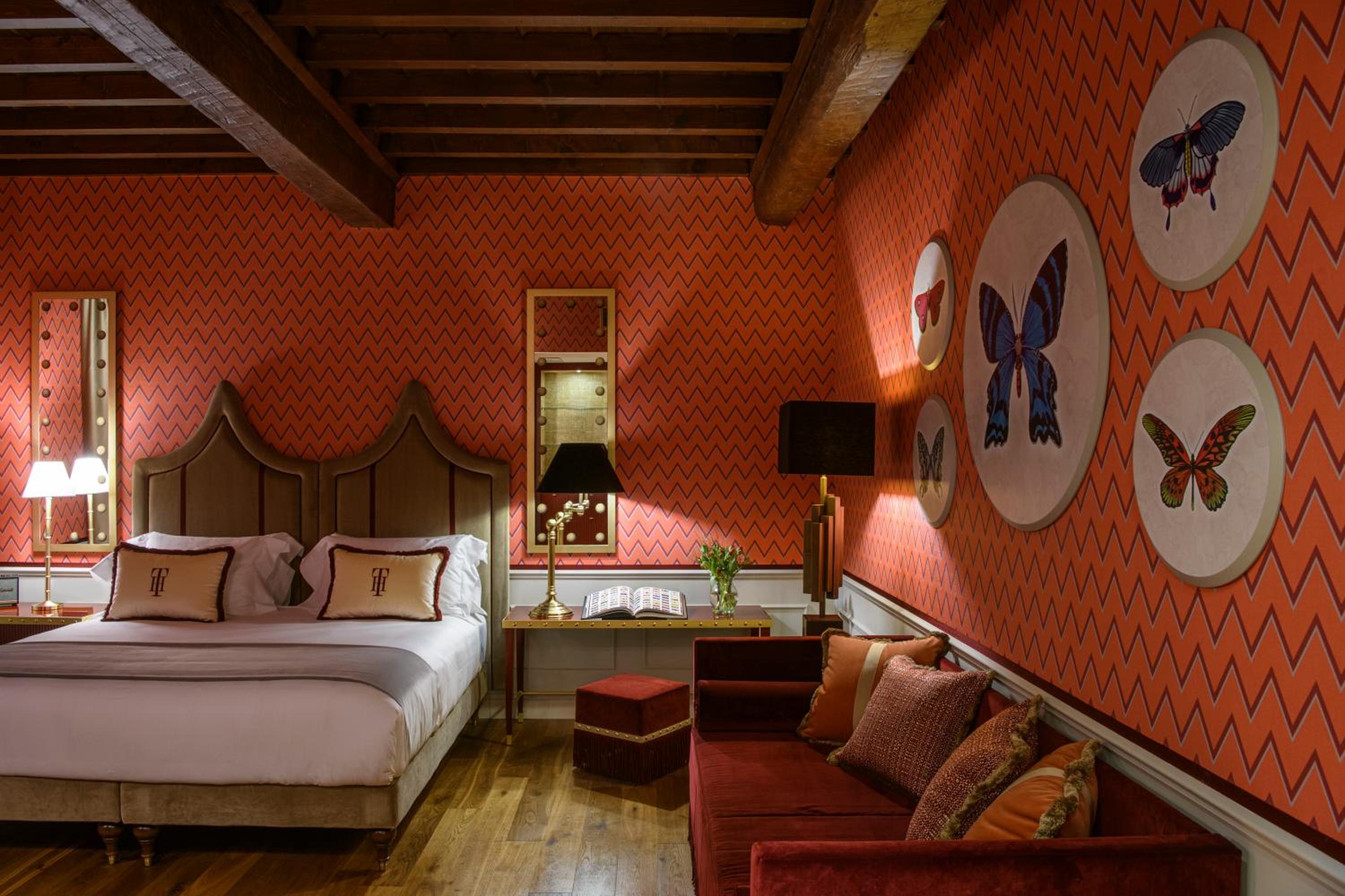 Premium King Room - Photo 2