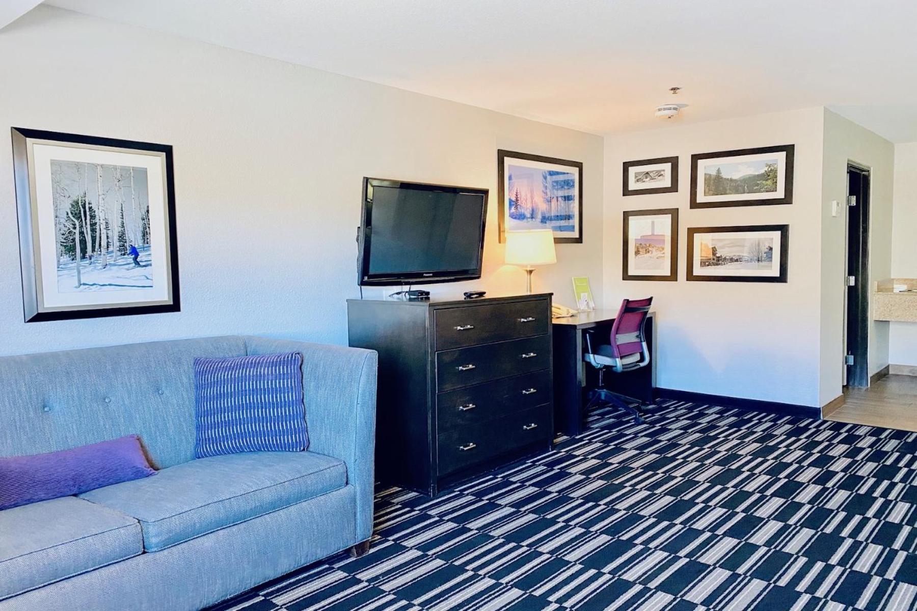 3 Queen Beds, Sofa Bed, Non-Smoking - Photo 4