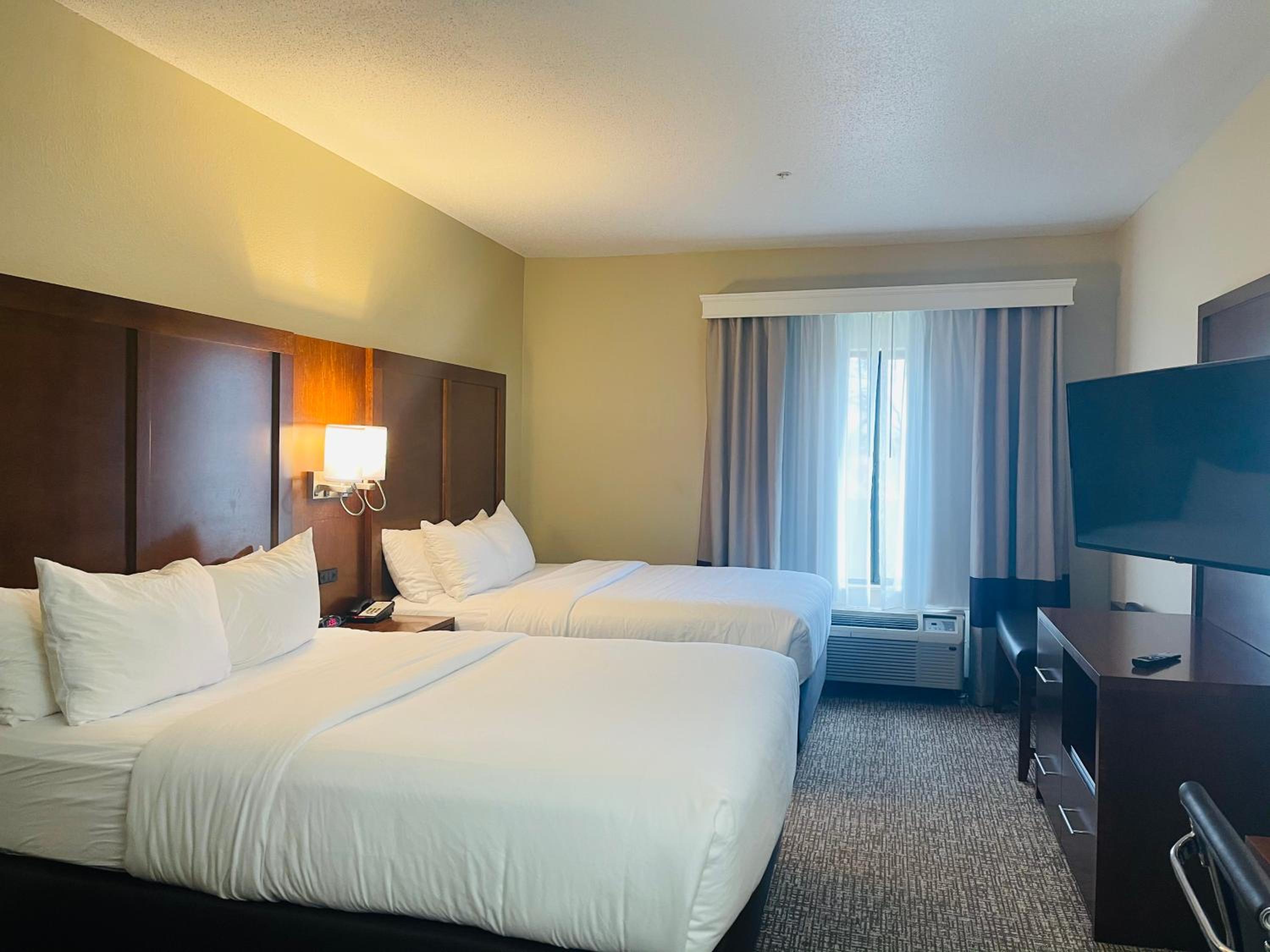 Queen Room with Two Queen Beds - Non Smoking - Photo 4
