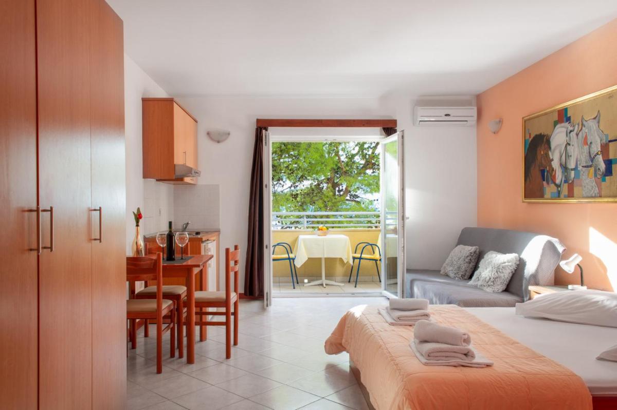 Apartment with Balcony photo 2