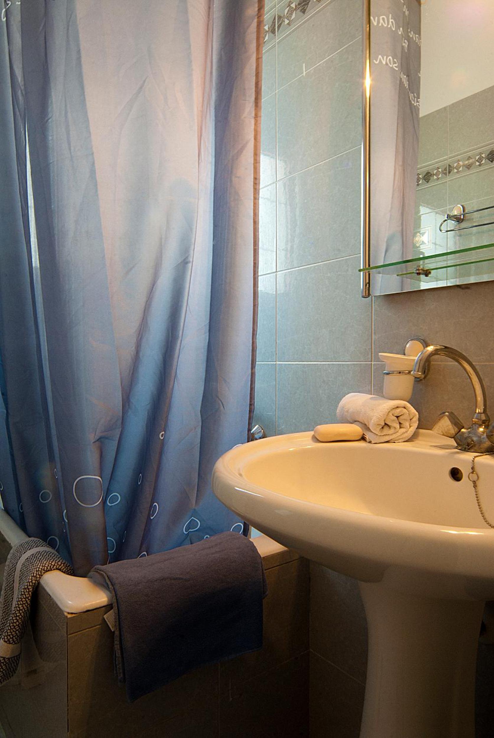 One-Bedroom Apartment (2 Adults + 1 Child) 1st Floor photo 2