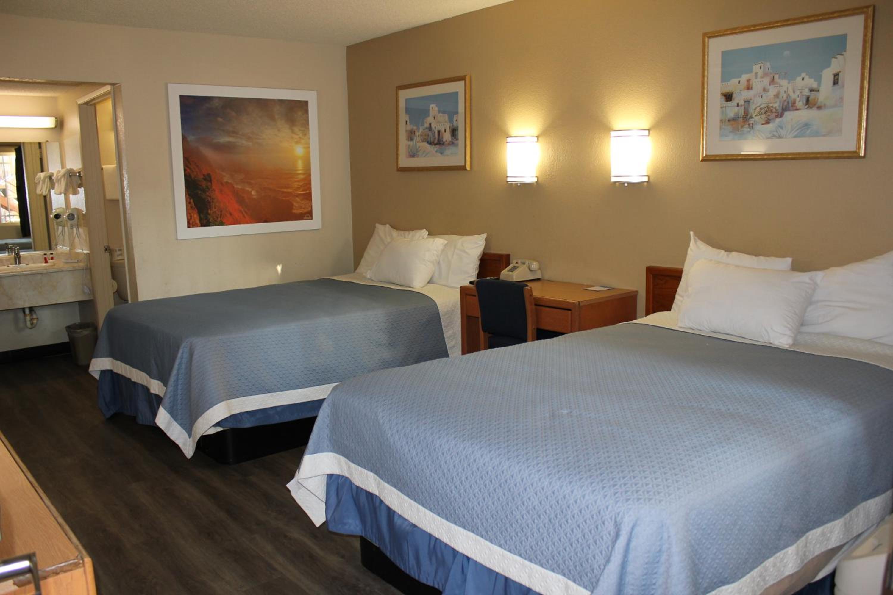 Queen Room with Two Queen Beds - Non-Smoking - Photo 1
