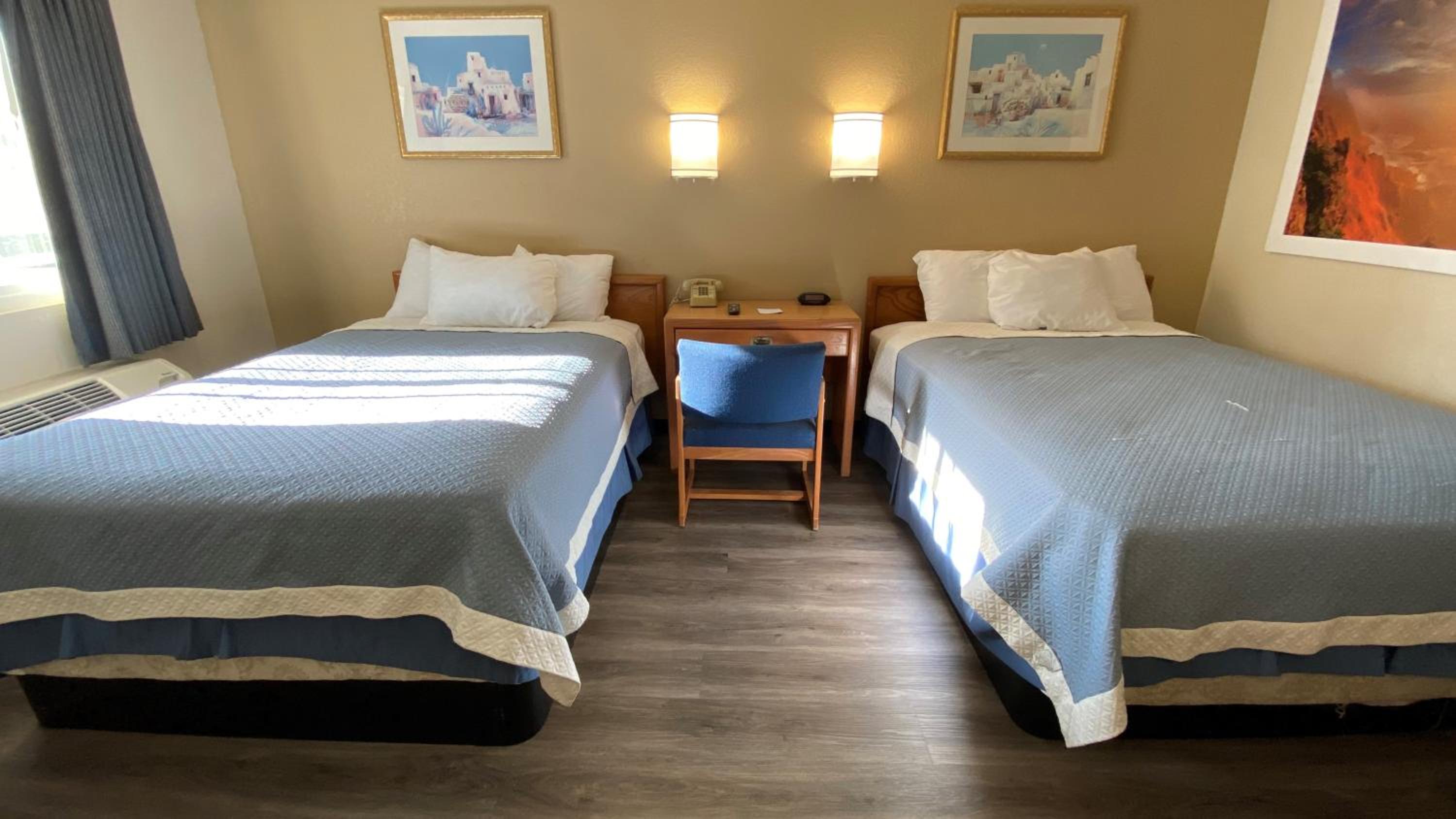 Queen Room with Two Queen Beds - Non-Smoking - Photo 5