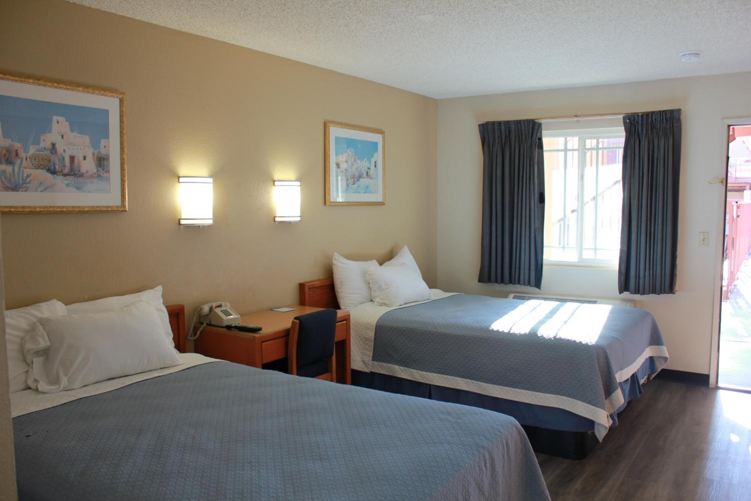Queen Room with Two Queen Beds - Non-Smoking - Photo 4