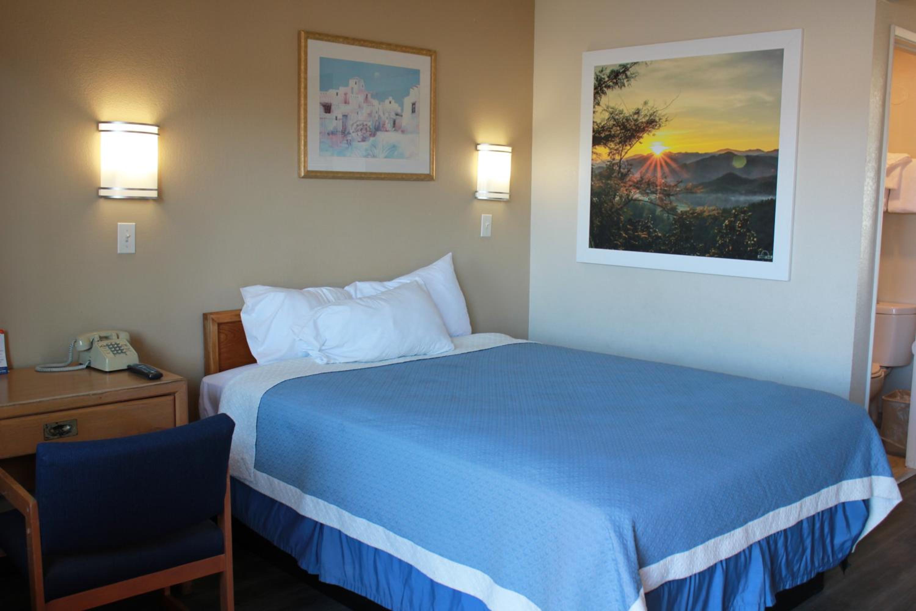 King Room - Non-Smoking - Photo 5