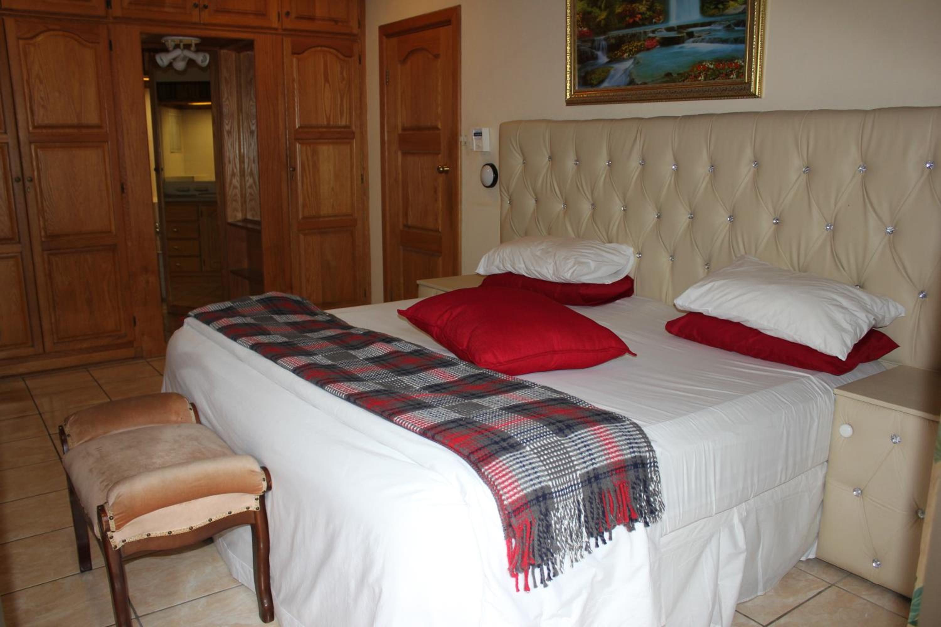 Large Double Room - Photo 3