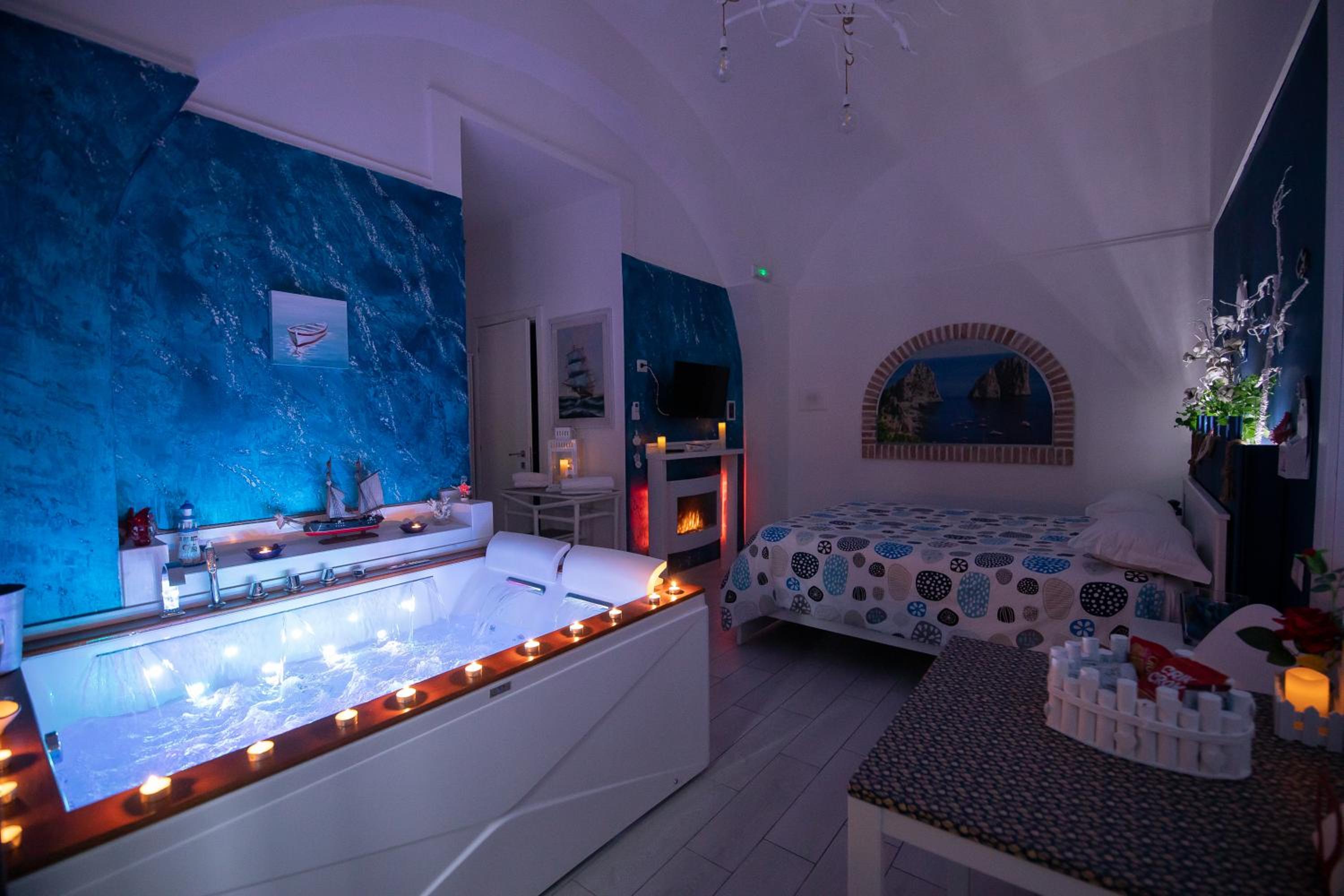 King Suite with Spa Bath - Photo 1