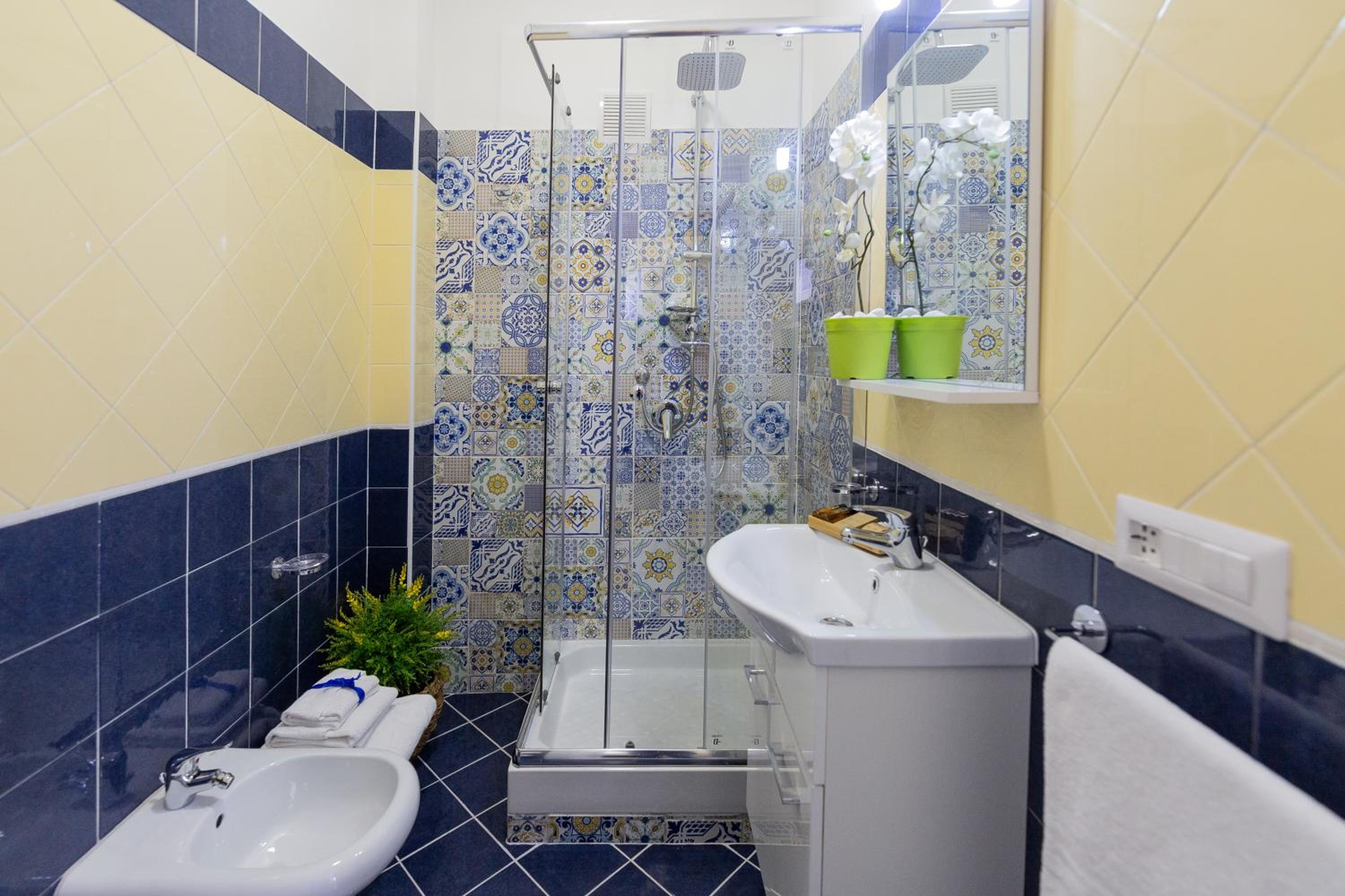King Suite with Spa Bath - Photo 2