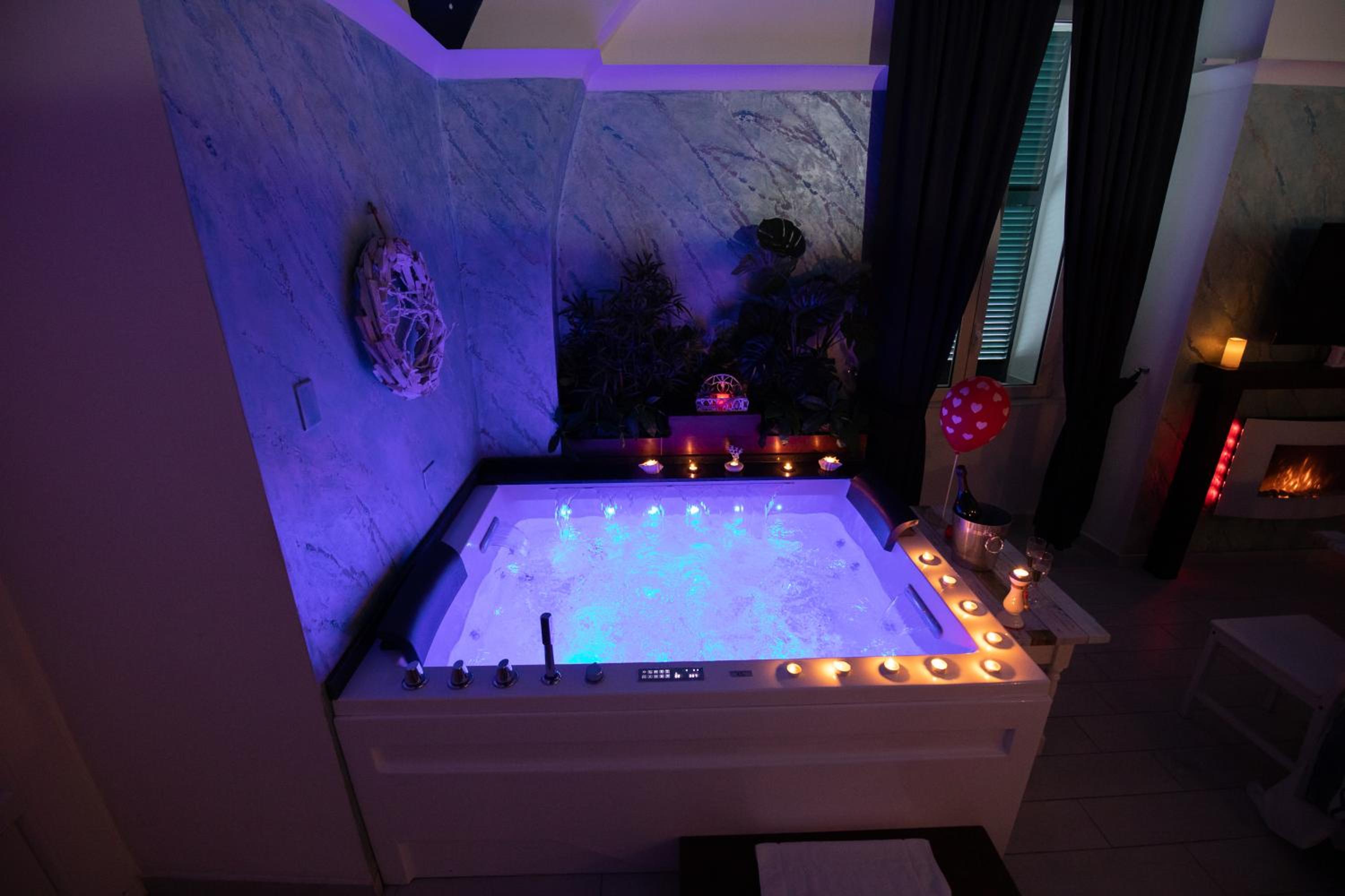 Queen Suite with Spa Bath - Photo 16