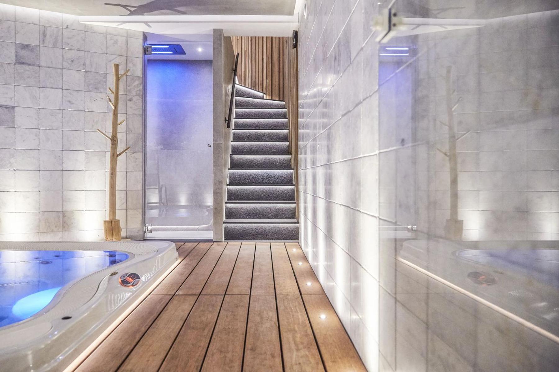 Suite with Hot Tub - Photo 4