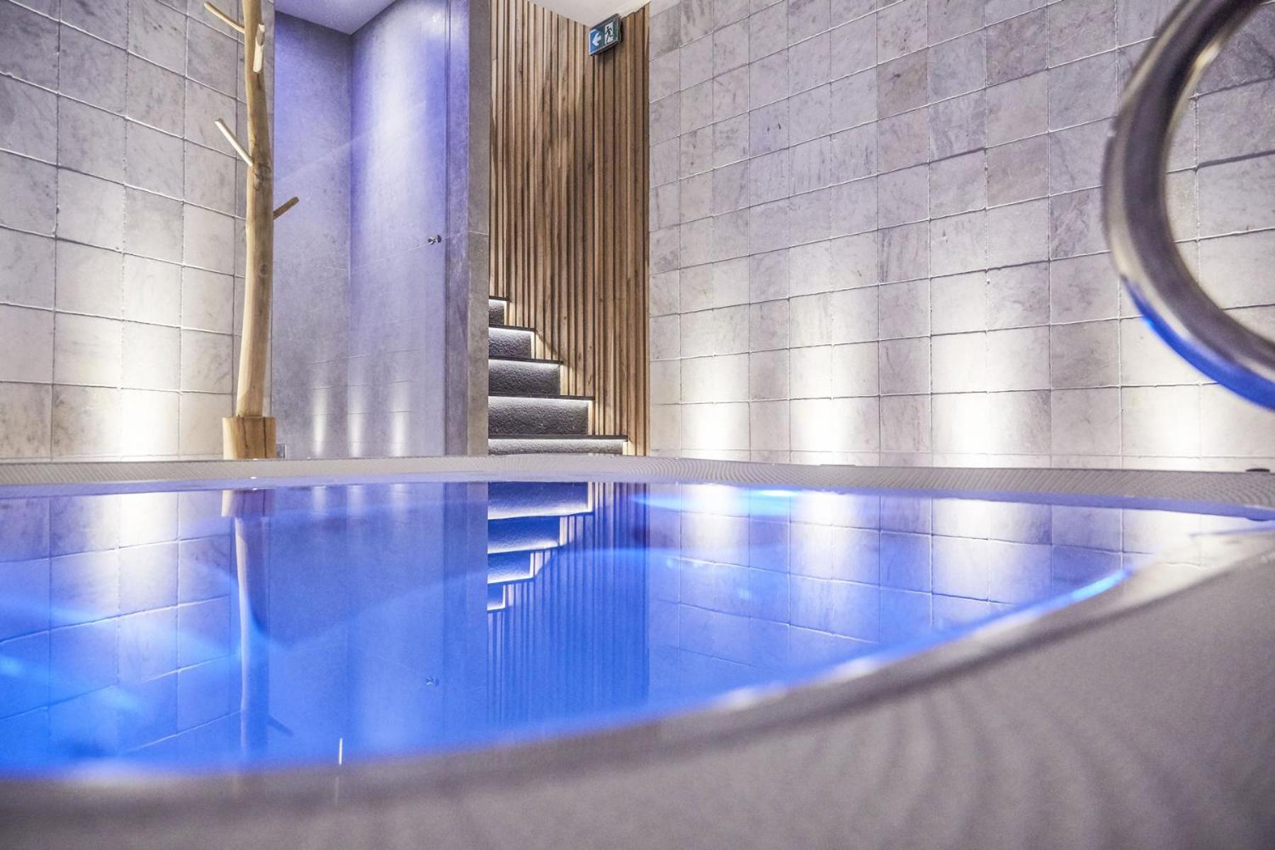 Suite with Hot Tub - Photo 3