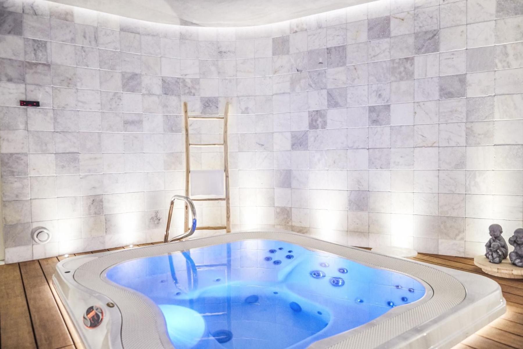 Suite with Hot Tub - Photo 2