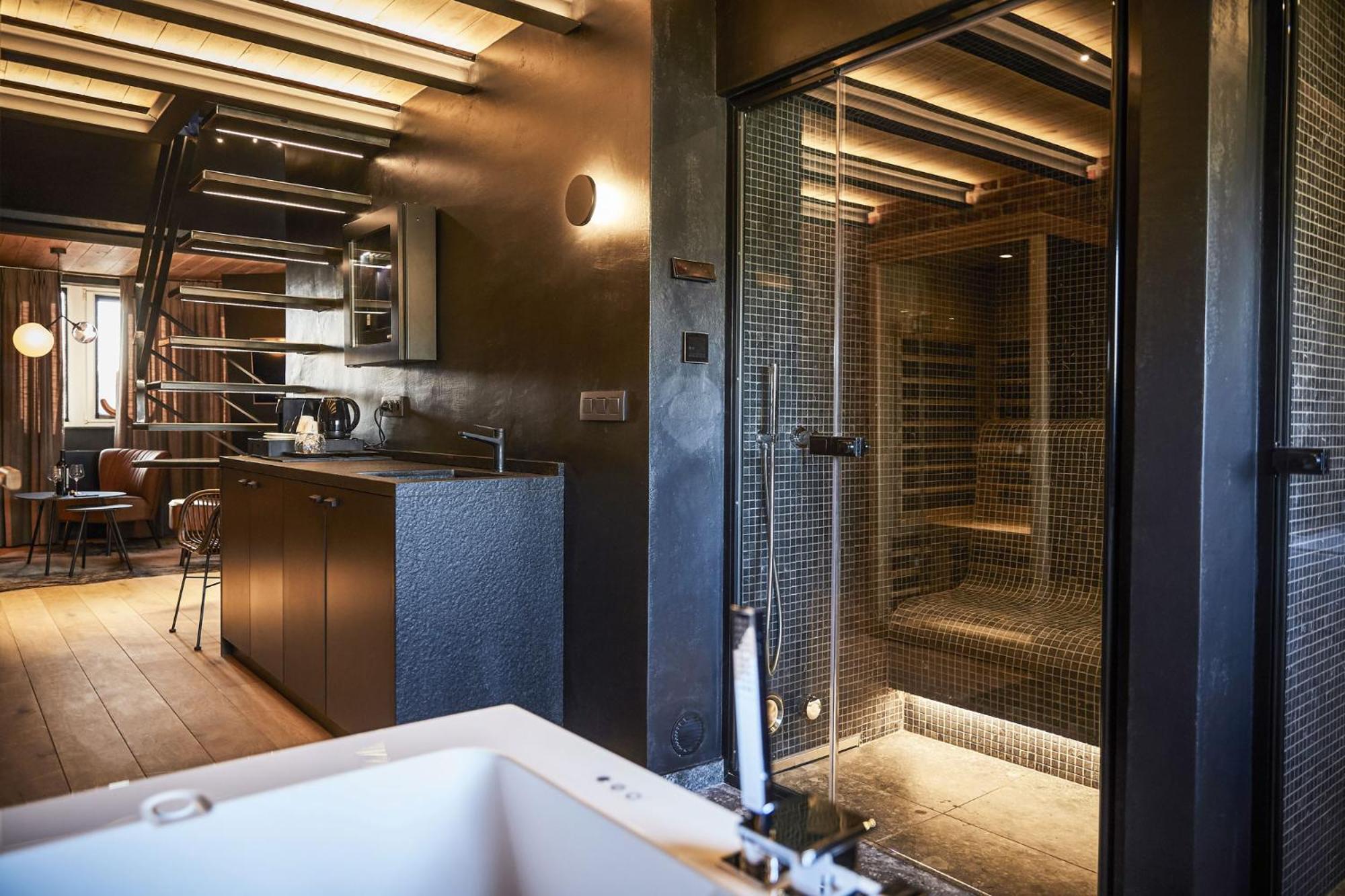 Suite with Spa Bath - Photo 10