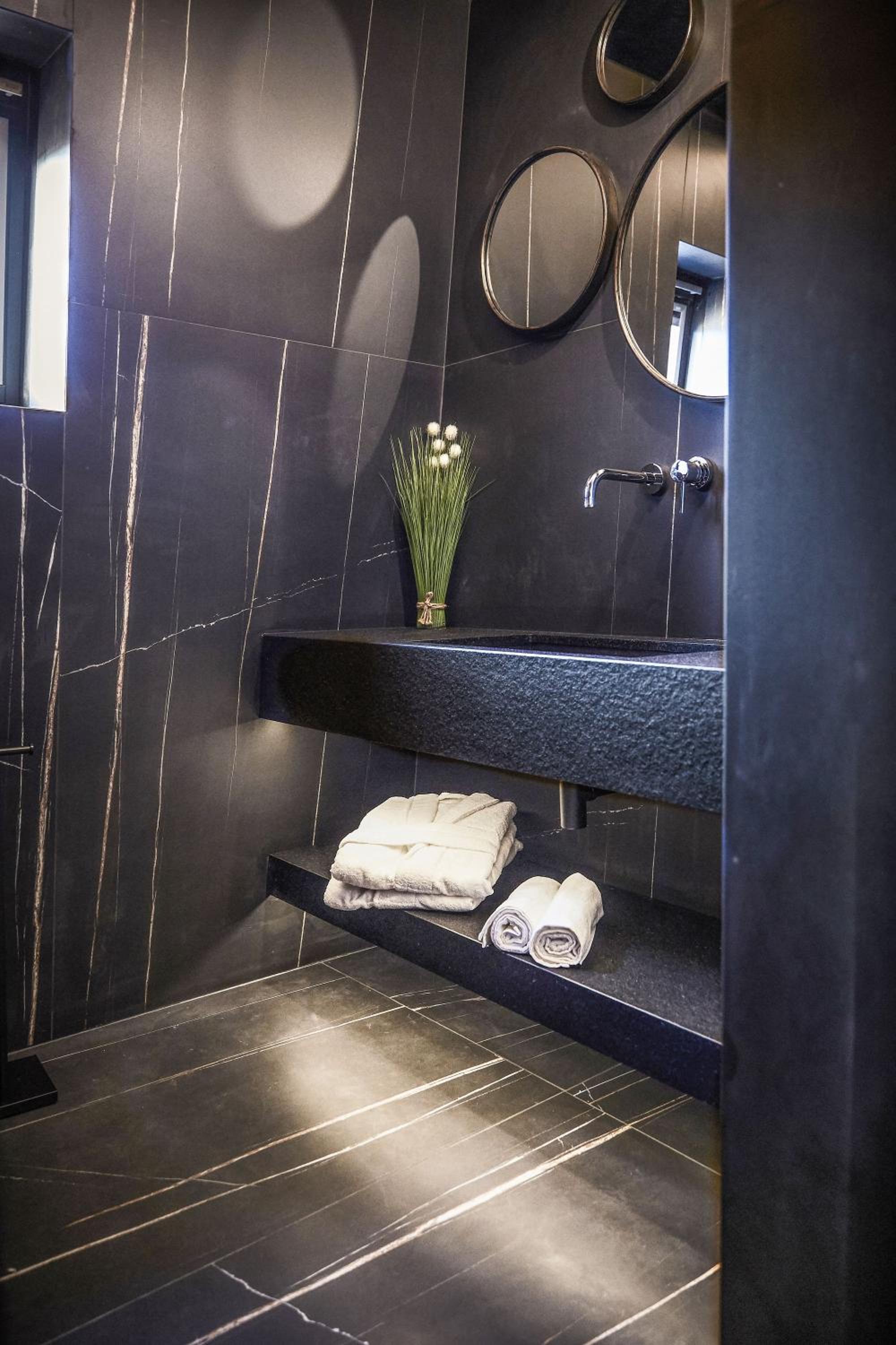 Suite with Spa Bath - Photo 3