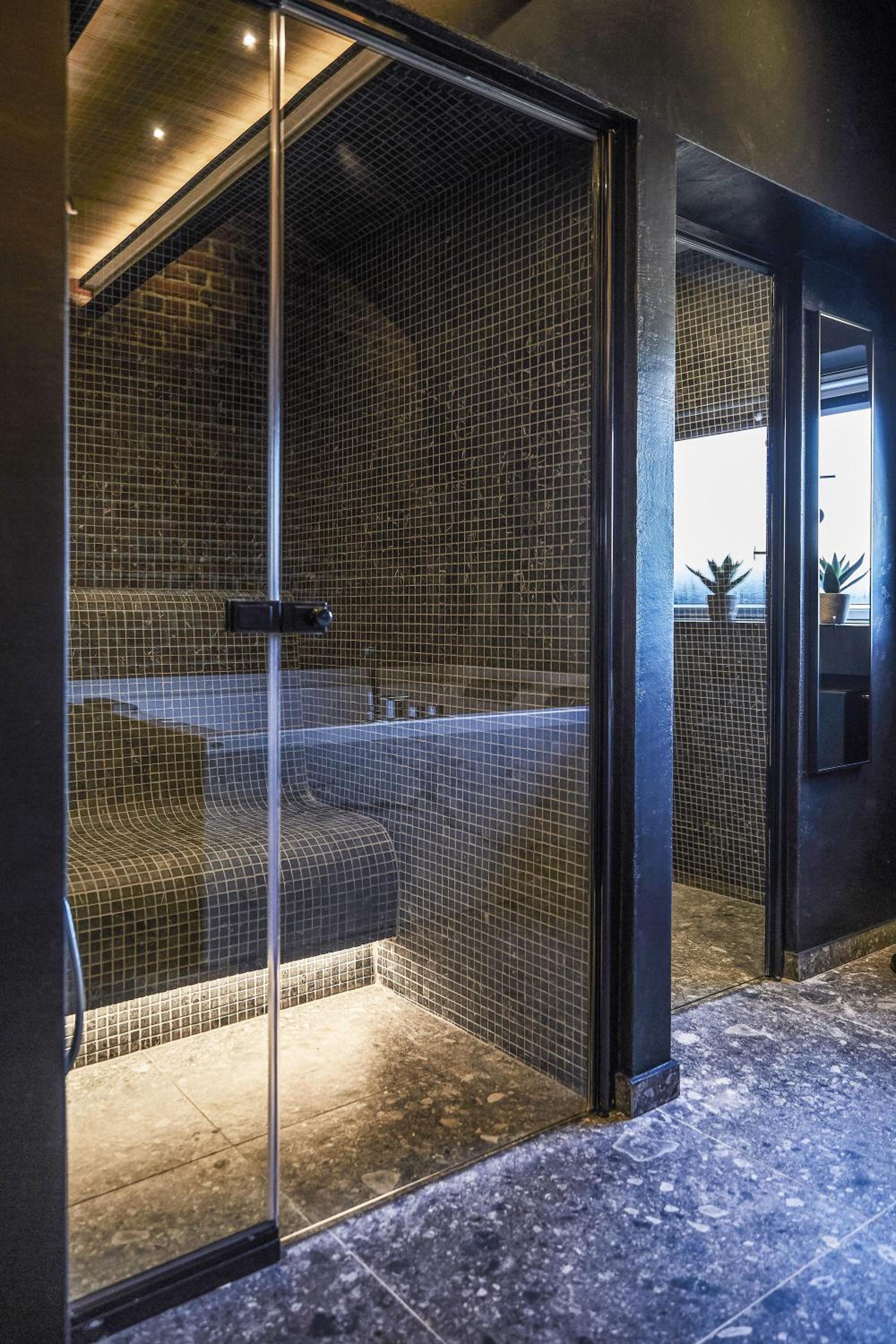 Suite with Spa Bath - Photo 11