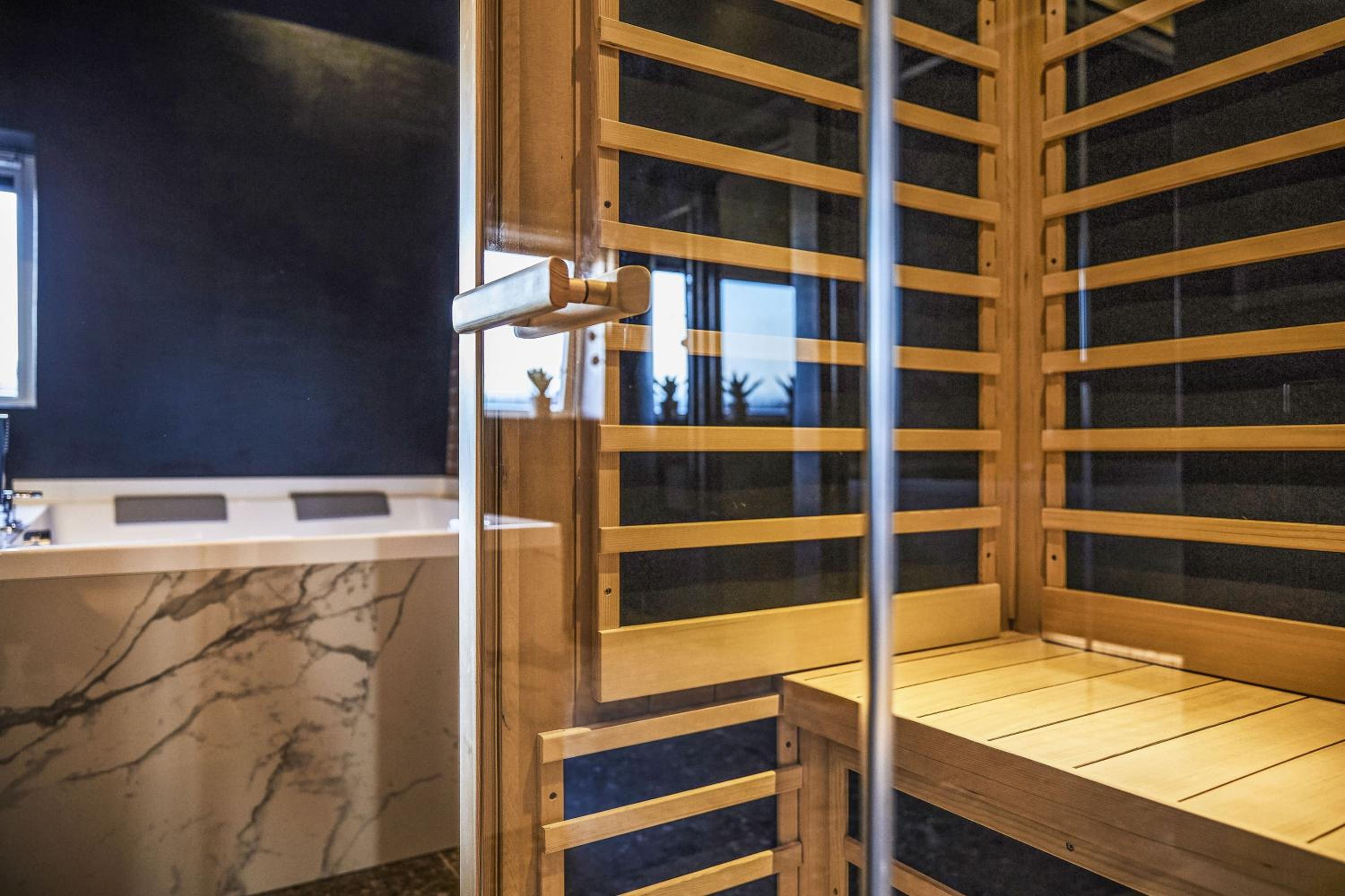 Suite with Spa Bath - Photo 12